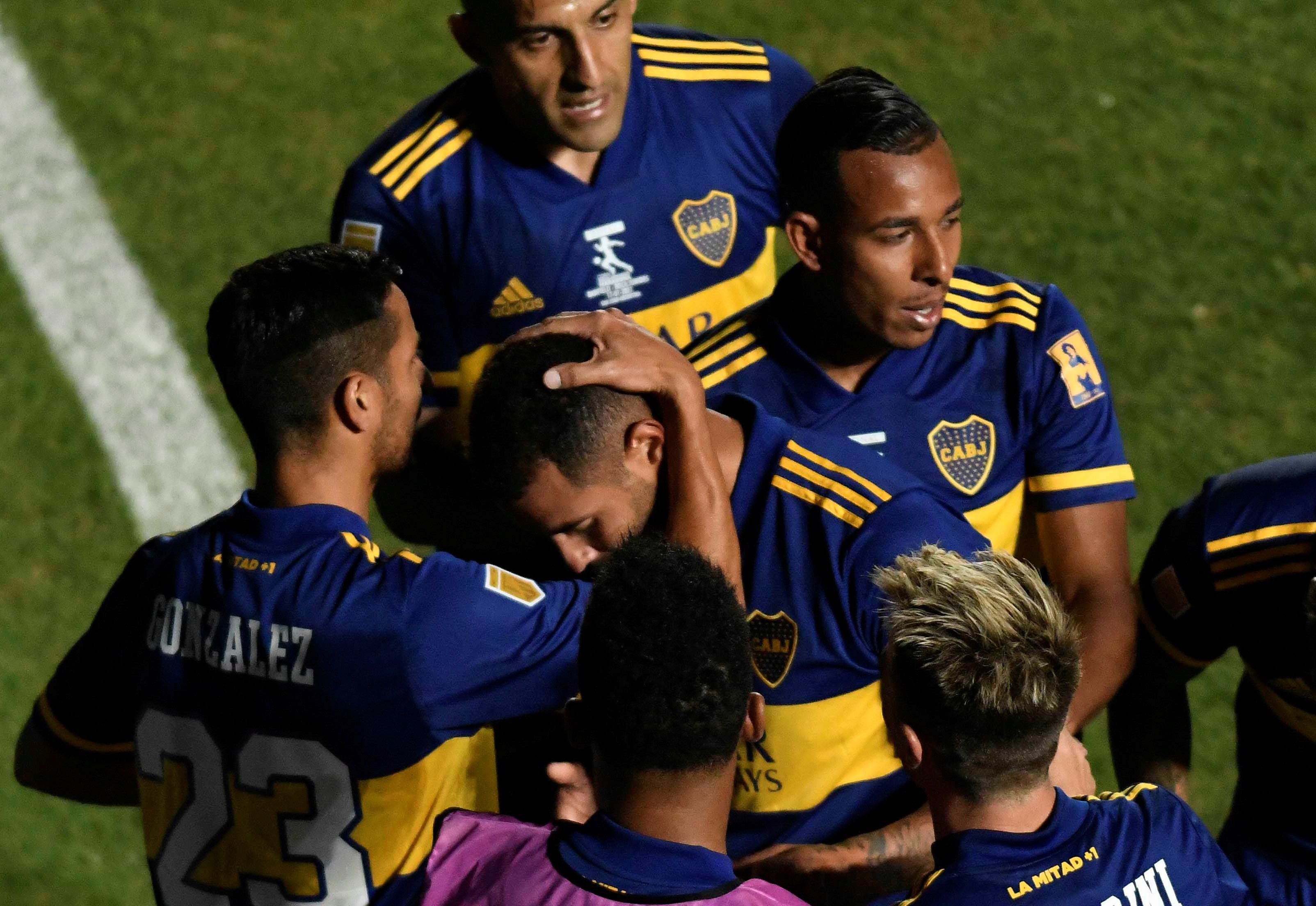 Luego de un empate 1-1 en el tiempo reglamentario, Boca Juniors derrotó a Banfield en penales y se coronó campeón de la Copa Diego Maradona. (Foto Prensa Libre: EFE)