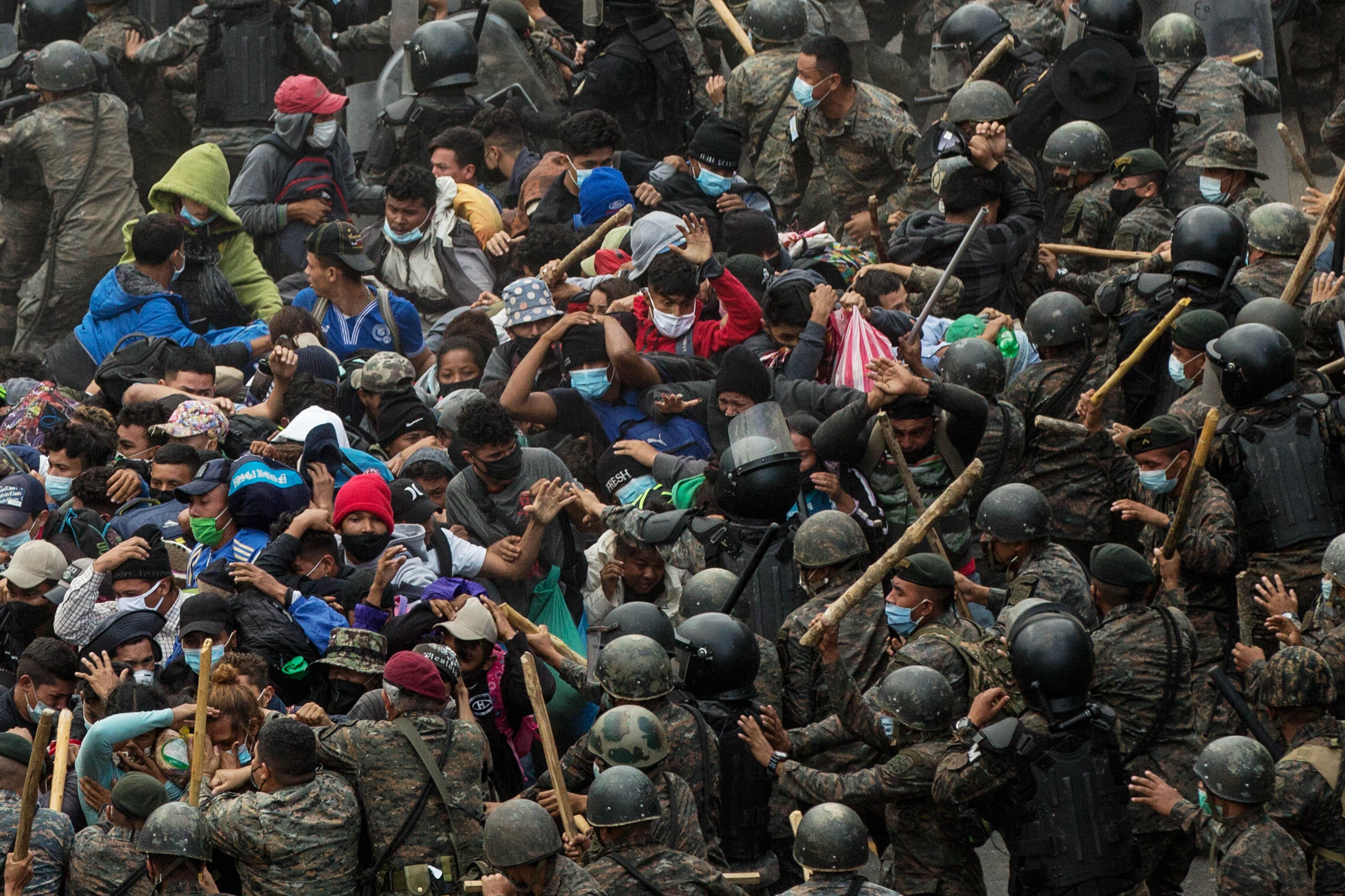 Las fuerzas de seguridad de Guatemala detuvieron y reprendieron a una caravana migrante compuesta por miles de hondureños. (Foto Prensa Libre: EFE)