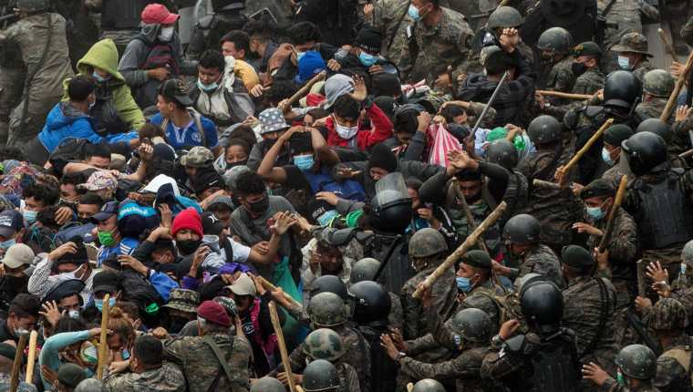 Las fuerzas de seguridad de Guatemala detuvieron y reprendieron a una caravana migrante compuesta por miles de hondureños. (Foto Prensa Libre: EFE)