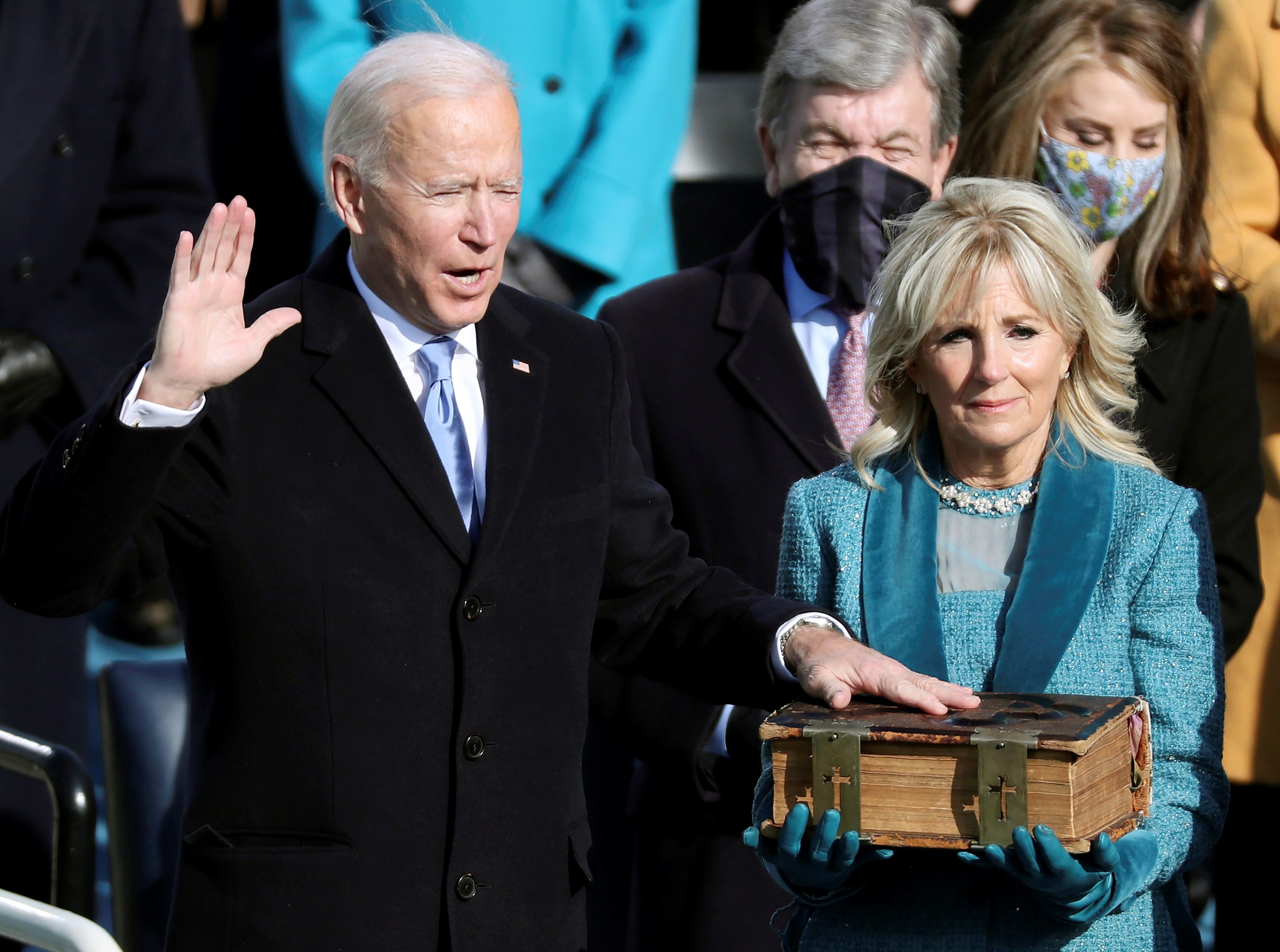 El nuevo presidente de EE.UU., Joe Biden, en su acto de investidura hoy, en Washington, junto a su esposa  Jill Biden. (Foto Prensa Libre: EFE)
