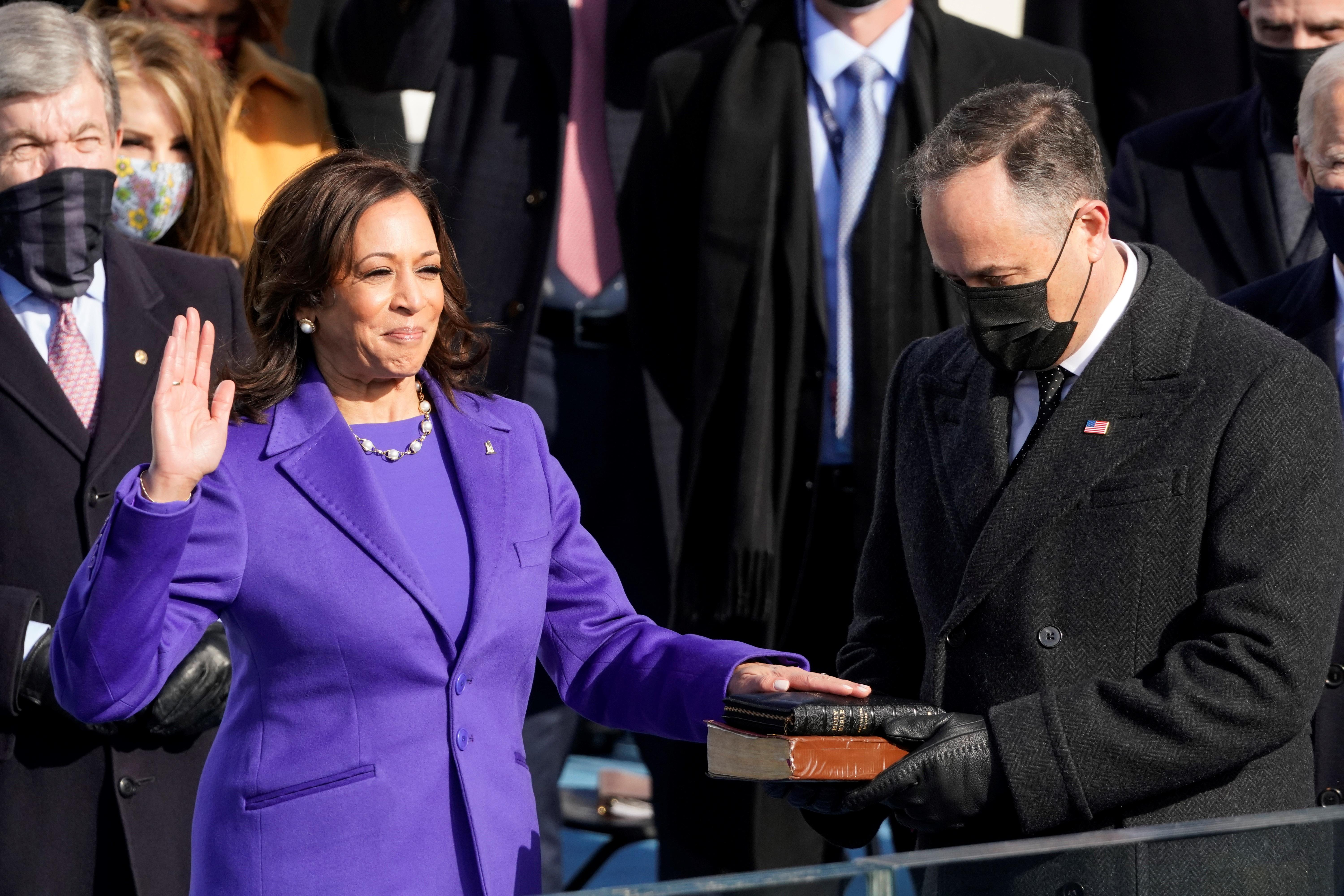 Kamala Harris jura como vicepresidenta de los Estados Unidos, y la acompaña su esposo Doug EmhoffU.S. (Foto Prensa Libre: EFE)