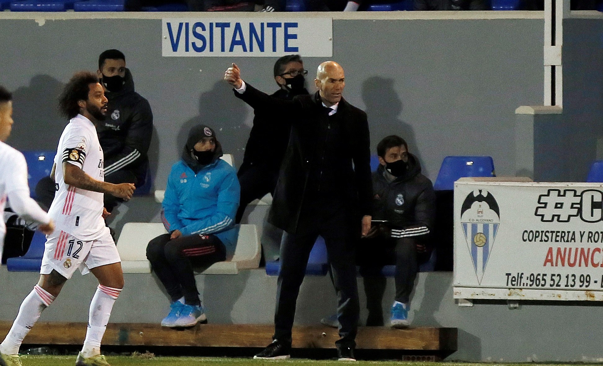 El entrenador del Real Madrid Zinedine Zidane durante el partido de dieciseisavos de final de la Copa del Rey que Alcoyano y Real Madrid jugaron este miércoles. (Foto Prensa Libre: EFE)