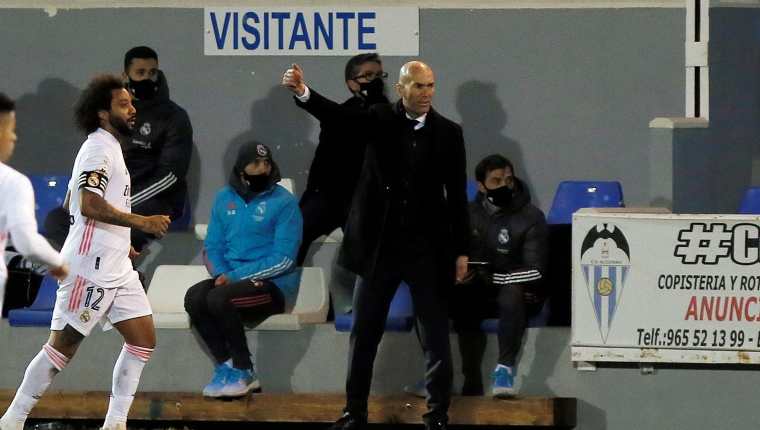 El entrenador del Real Madrid Zinedine Zidane durante el partido de dieciseisavos de final de la Copa del Rey que Alcoyano y Real Madrid jugaron este miércoles. (Foto Prensa Libre: EFE)