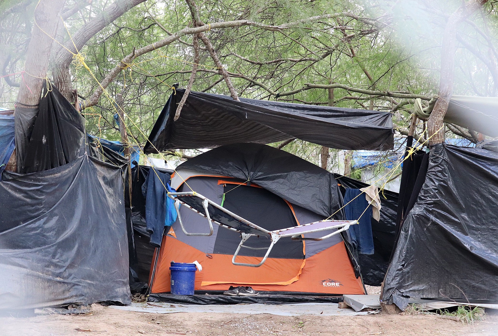 Migrantes permanecen en un albergue improvisado en Matamores, México, a la espera de ser admitidos en EE. UU. (Foto Prensa Libre: EFE)