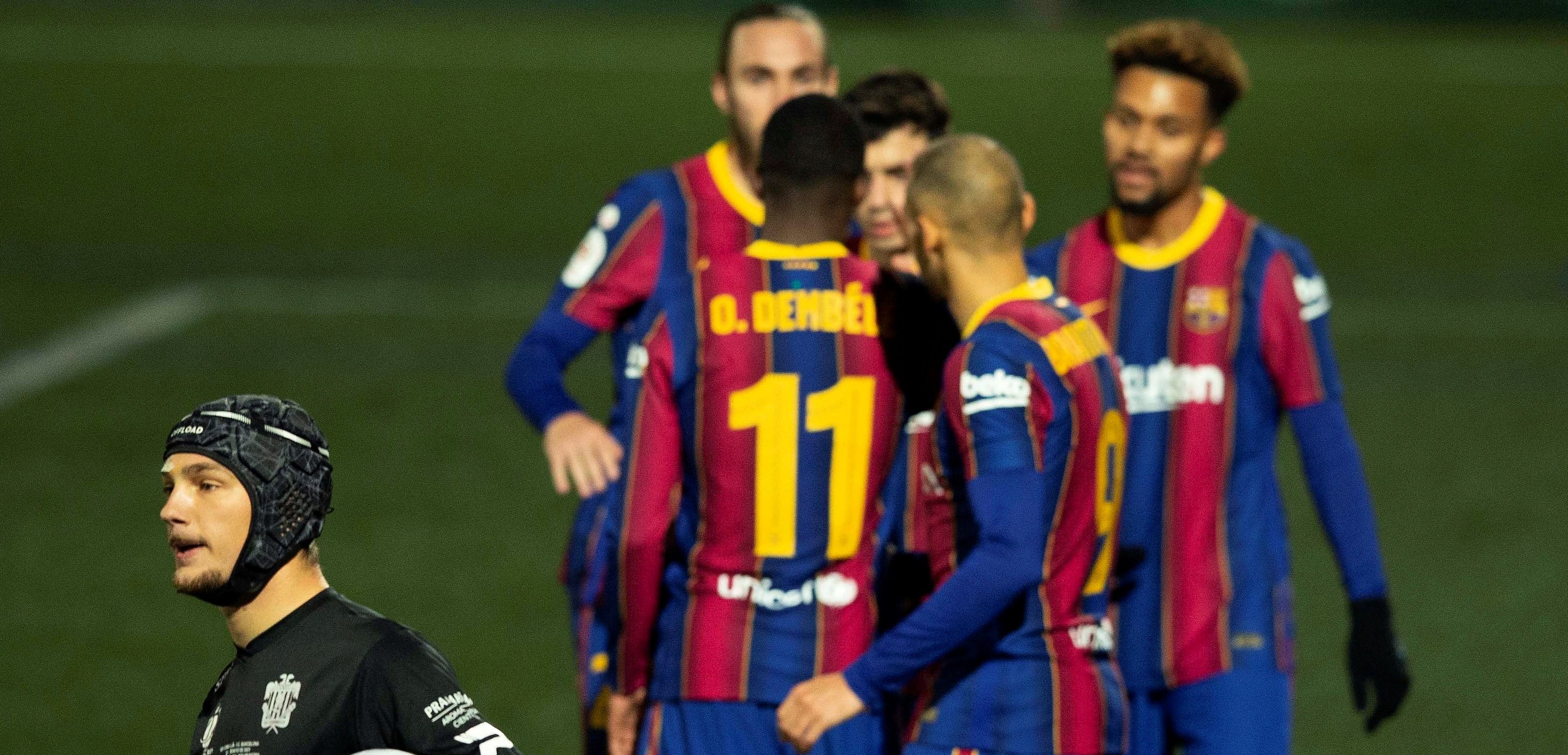 Los jugadores del FC Barcelona celebran junto al guardameta del Cornellá, Ramón Juan, el pase del equipo blaugrana a los octavos de la Copa del Rey. (Foto Prensa Libre: EFE)