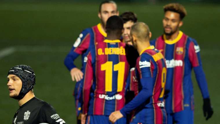 Los jugadores del FC Barcelona celebran junto al guardameta del Cornellá, Ramón Juan, el pase del equipo blaugrana a los octavos de la Copa del Rey. (Foto Prensa Libre: EFE)