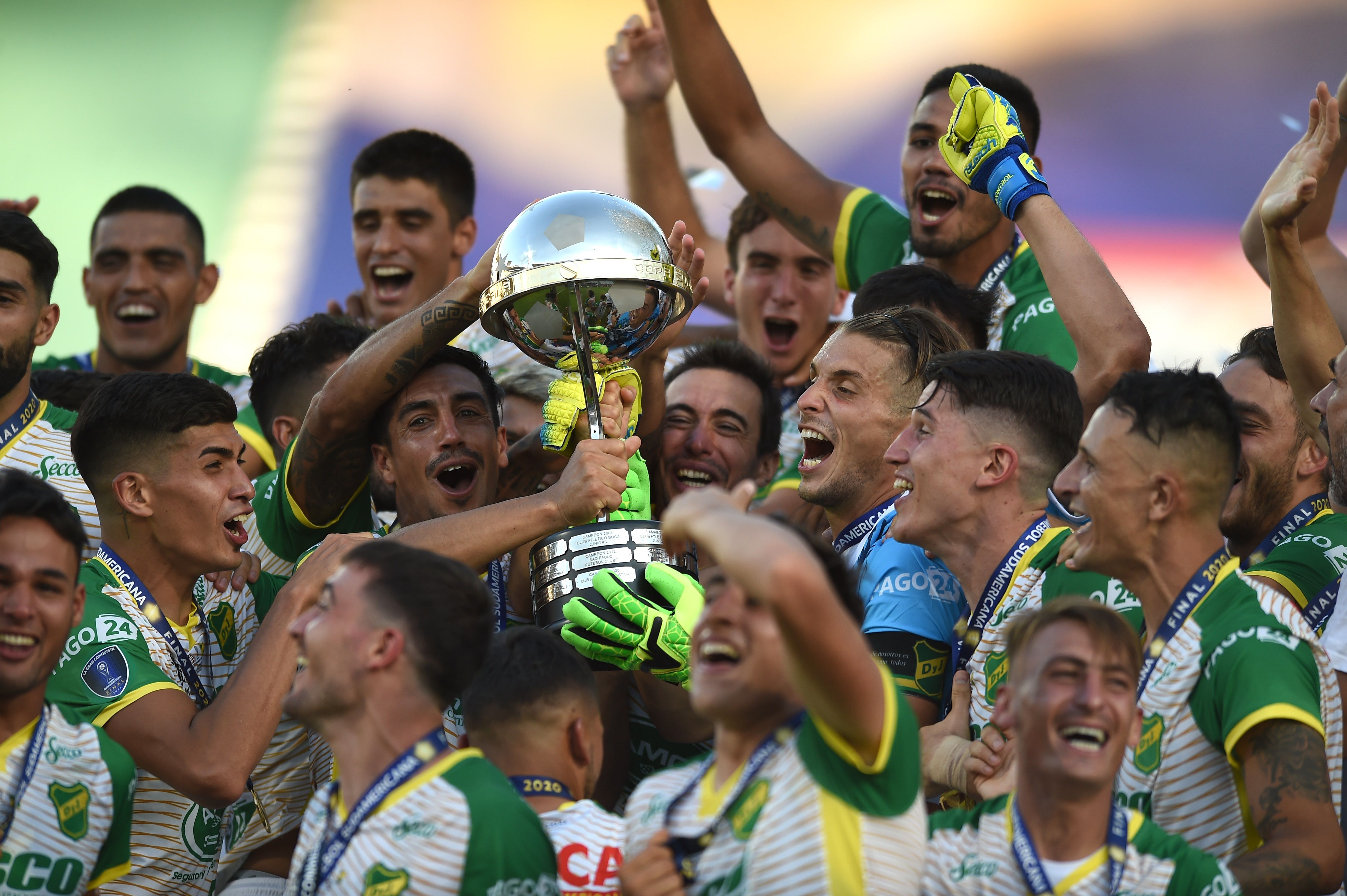 Jugadores de Defensa celebran con el trofeo al ganar la Copa Sudamericana frente a Club Lanús en el estadio Mario Alberto Kempes en Córdoba (Argentina). (Foto Prensa Libre: EFE)