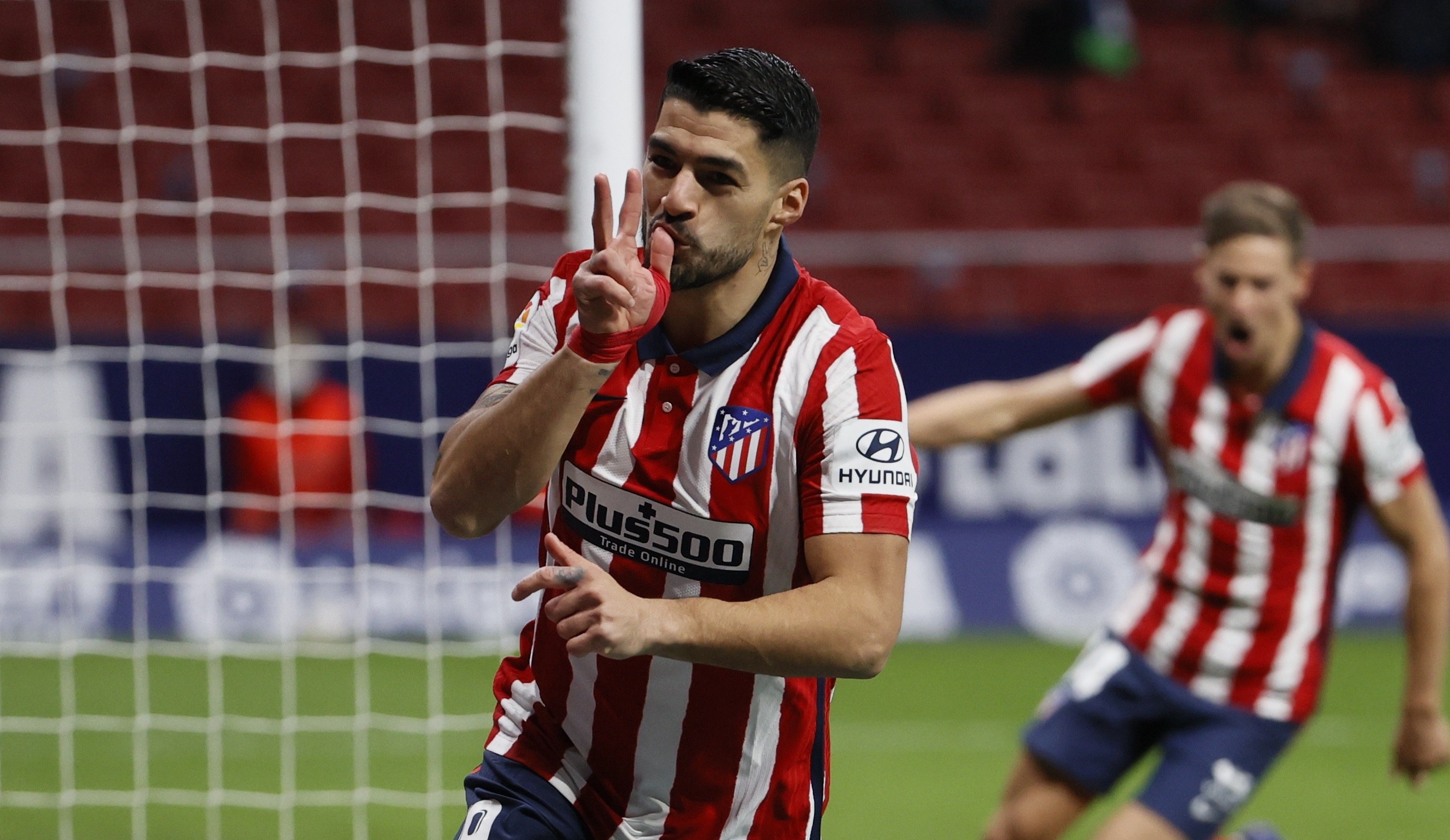 Luis Suárez, quien este 24 de enero está de cumpleaños (34 años), anotó un gol en la victoria del Atlético de Madrid ante el Valencia. (Foto Prensa Libre: EFE)