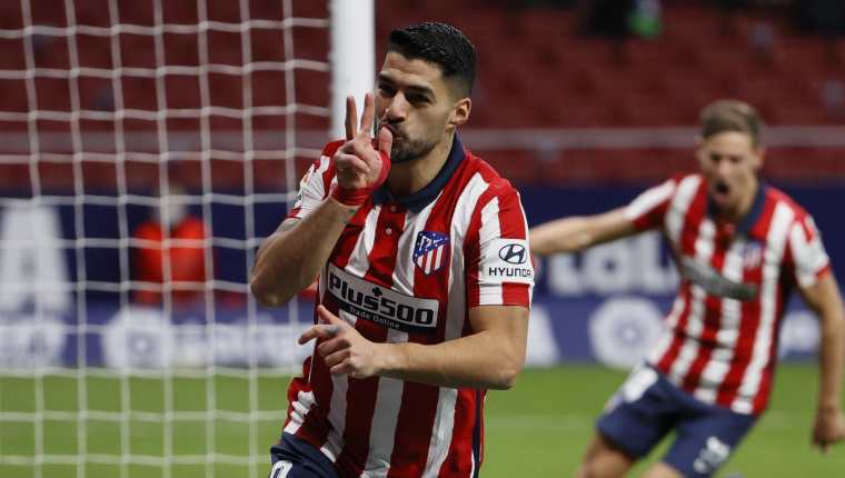 Luis Suárez, quien este 24 de enero está de cumpleaños (34 años), anotó un gol en la victoria del Atlético de Madrid ante el Valencia. (Foto Prensa Libre: EFE)