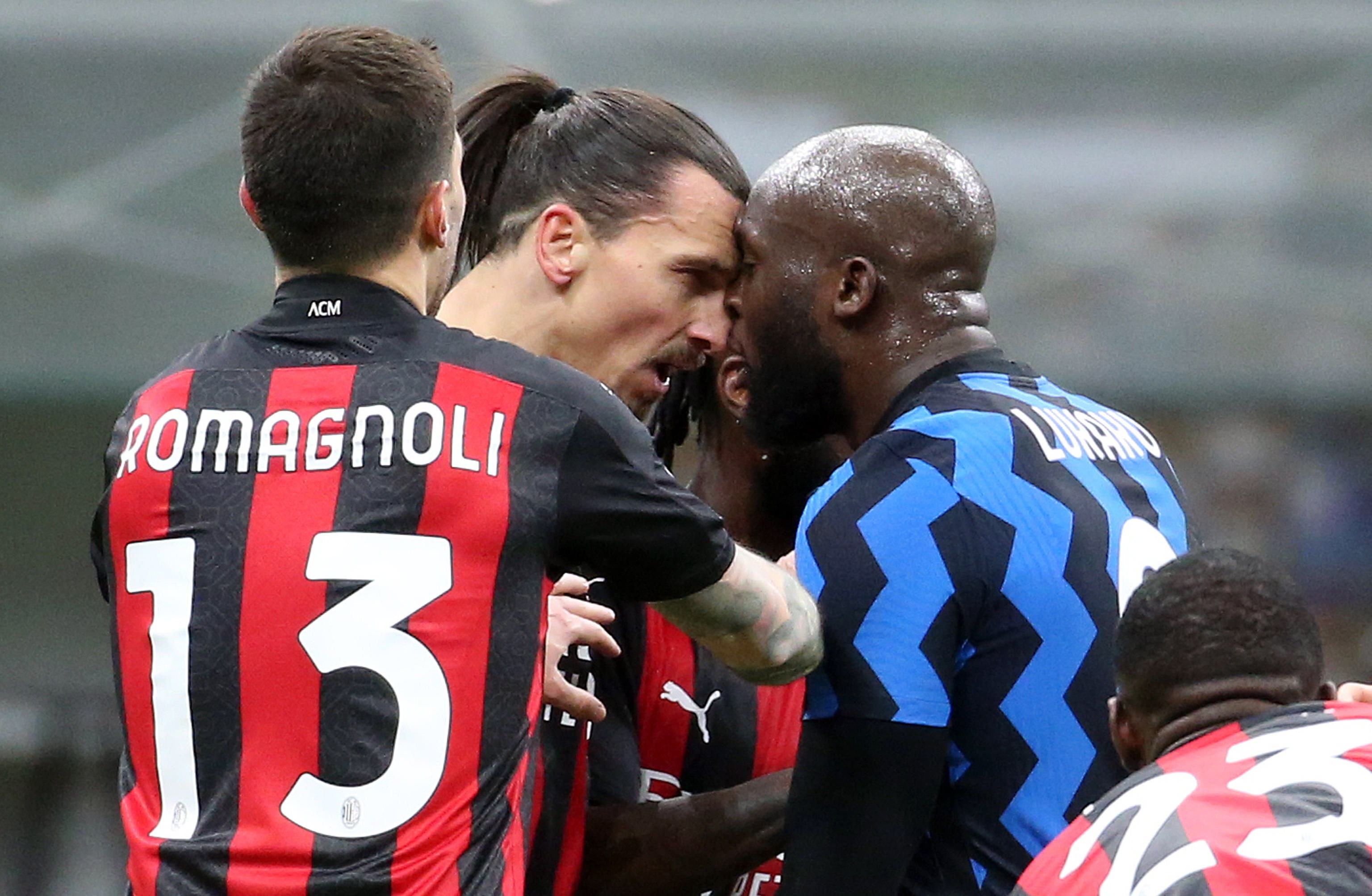 Zlatan Ibrahimovic y Romelu Lukaku, durante el derbi de Milán. (Foto Prensa Libre: EFE)