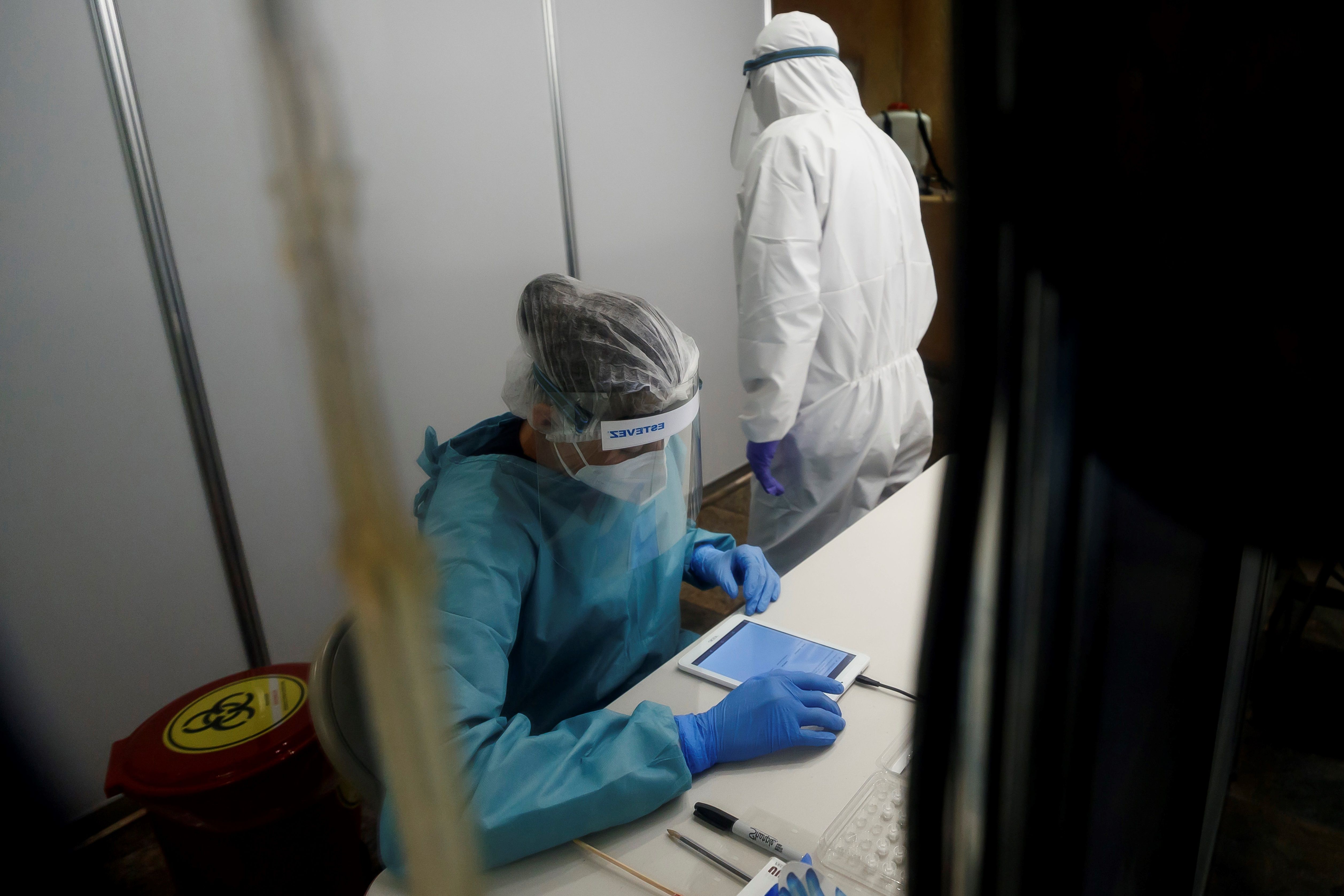 Médicos analizan pruebas para la detección del covid-19 en el Aeropuerto Internacional de la Ciudad de México, a donde llegan miles de viajeros de todo el mundo. (Foto Prensa Libre: EFE)