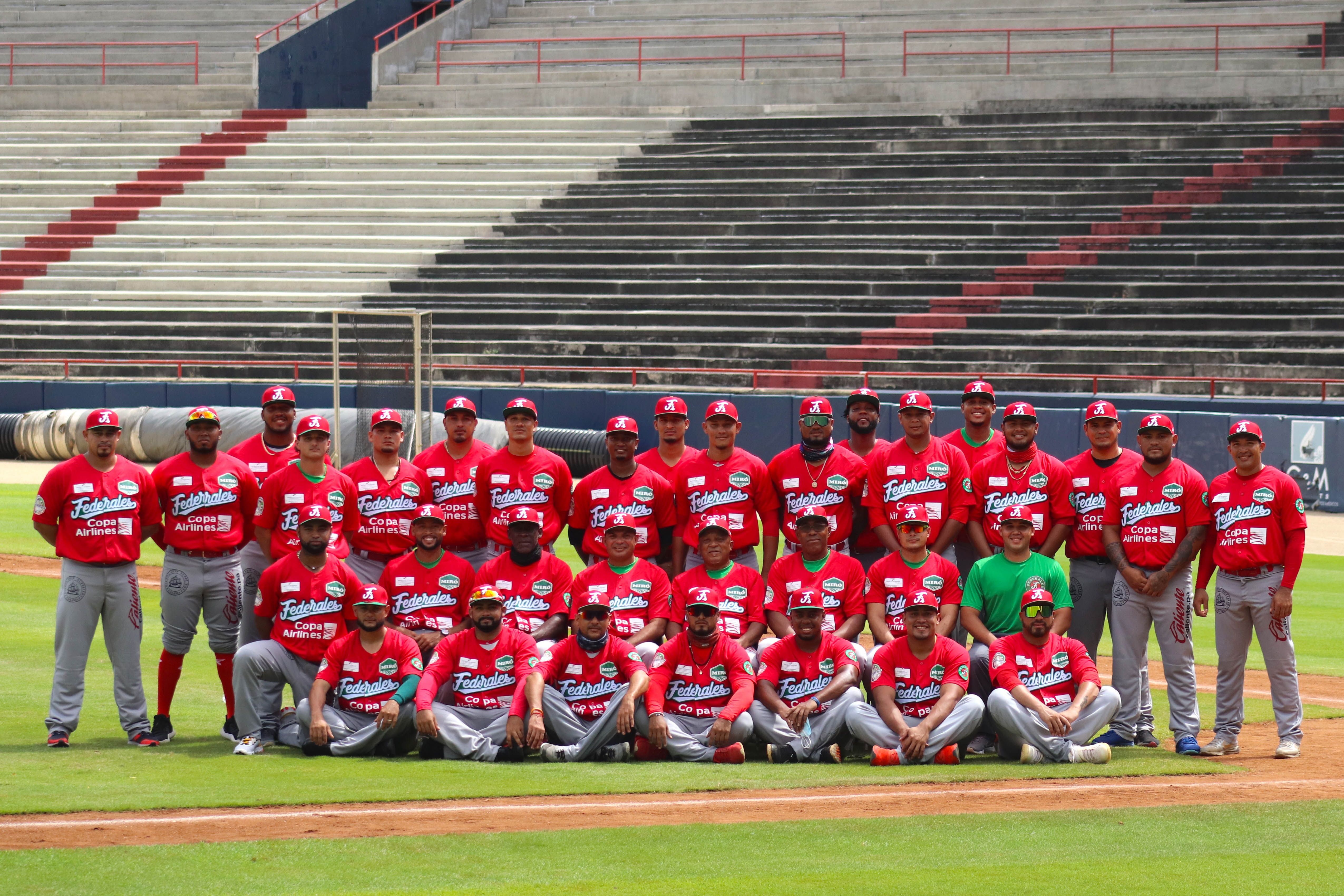 AME2154. CIUDAD DE PANAMÁ (PANAMÁ), 30/01/2021.- Fotografía de 29 de enero de 2021, cedida por Probeis, muestra a los jugadores del equipo de béisbol los Federales de Chiriquí de Panamá que participarán de la Serie del Caribe 2021, en Mazatlán, México, mientras posan para fotos en el estadio Rod Carew, en Ciudad de Panamá (Panamá). El combinado panameño representado por los Federales de Chiriquí partió este sábado hacia Mazatlán, México, en donde le harán frente a la Serie del Caribe 2021 con la esperanza de ganar el torneo, a pesar de un panorama lleno de incertidumbre, previo a la cita deportiva. Los panameños, que ya fueron campeones del torneo en su versión del 2019, intentarán repetir la hazaña, en está ocasión comandados por el experimentado estratega cubano Alfonso Urquiola. EFE/ Probeis SÓLO USO EDITORIAL/NO VENTAS/CRÉDITO OBLIGATORIO