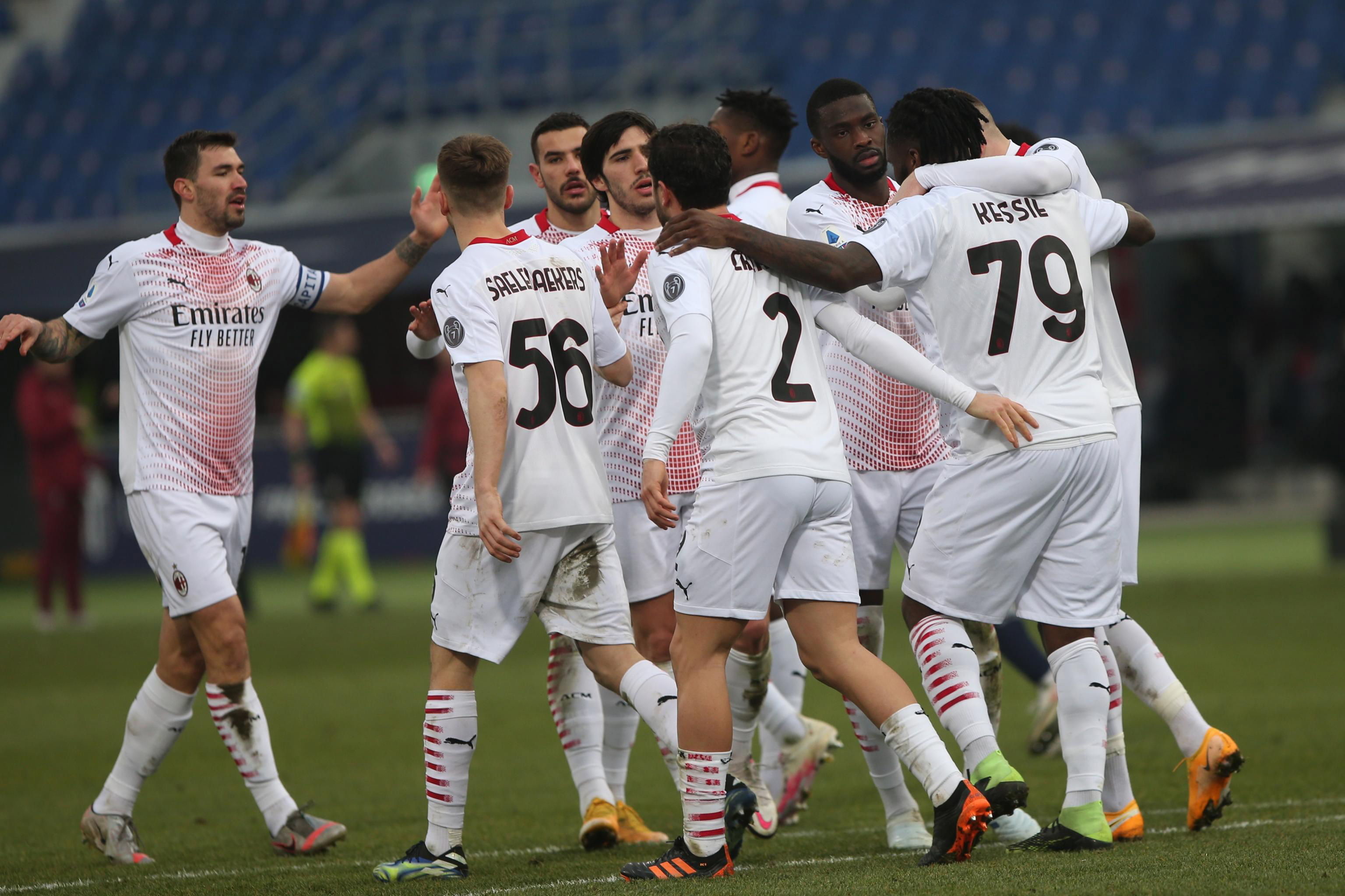 El AC Milan consiguió una victoria tras dos derrotas consecutivas y mantiene el liderato de la Serie A. (Foto Prensa Libre: EFE)