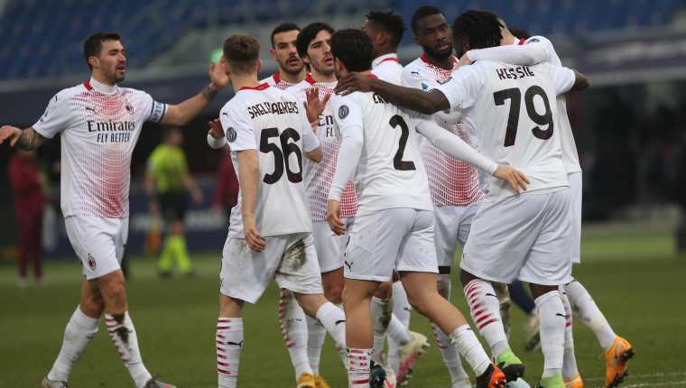 El AC Milan consiguió una victoria tras dos derrotas consecutivas y mantiene el liderato de la Serie A. (Foto Prensa Libre: EFE)