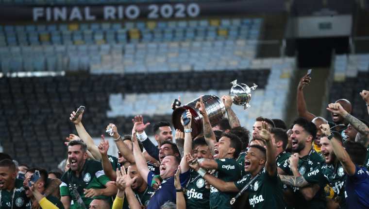 El Palmeiras se coronó campeón de la Copa Libertadores tras derrotar a Santos en la prórroga del tiempo complementario. (Foto Prensa Libre: EFE)