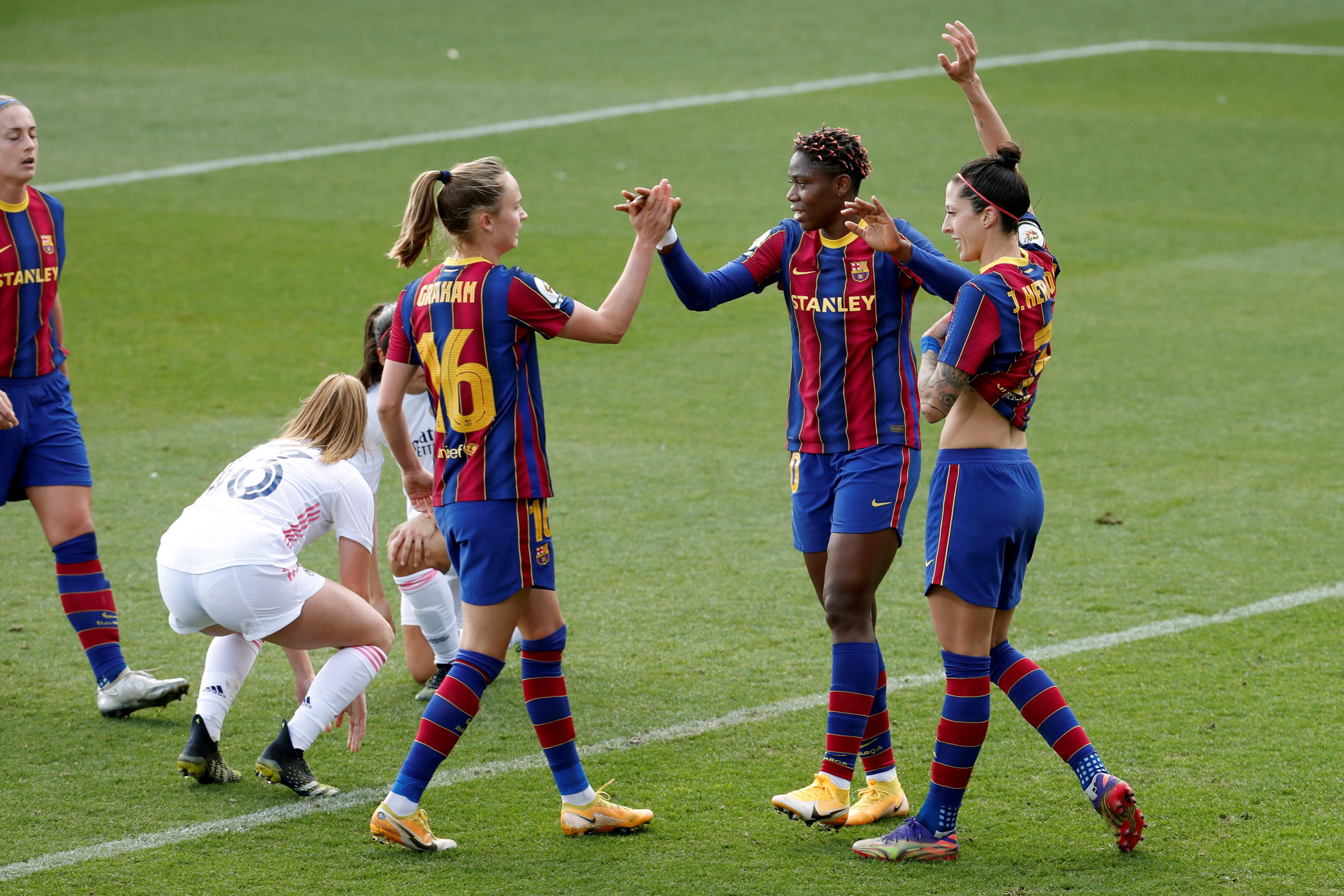El FC Barcelona derrotó 4-1 al Real Madrid en la máxima liga femenina de España. (Foto Prensa Libre: EFE)