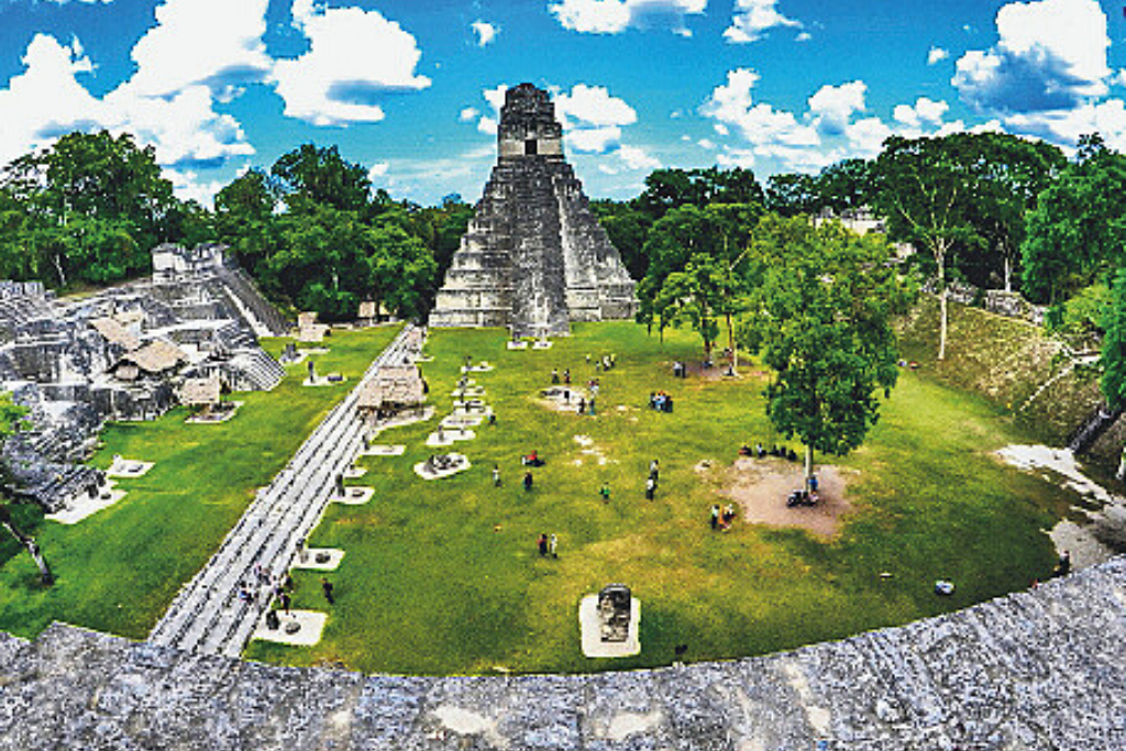 ARQUEOLOGÍA. Aparte de Tikal y Yaxhá, en Petén, está Uaxactún, atendido por guías locales, y ofrece avistamiento de aves, giras del chicle, áreas para acampar, ceremonias mayas, restaurante, artesanías, elaboración de muñecas de tusa y producción de hoja de xate. En Retalhuleu está Takalik Abaj.