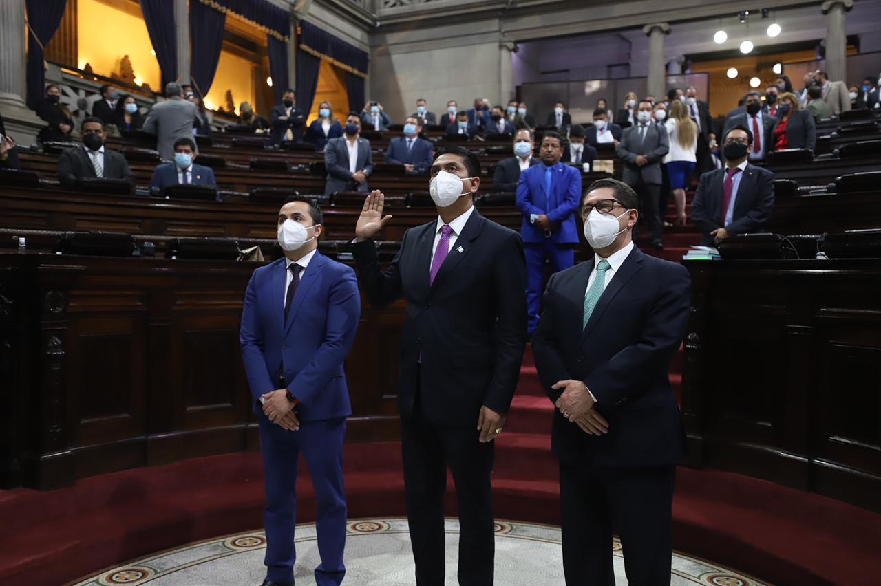 
Mynor Moto fue juramentado como magistrado titular de la CC. (Foto Prensa Libre: )
