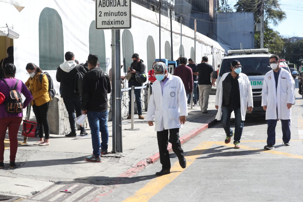 La demanda de pruebas para detectar el covid-19 aumenta en el país. (Foto Prensa Libre)