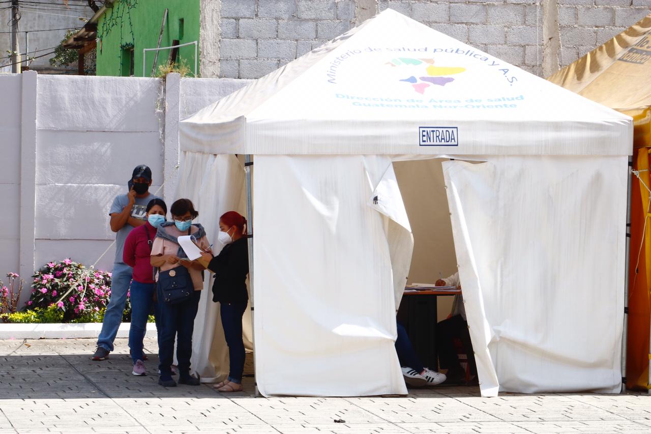 De acuerdo con expertos, el repunte de casos respondería al descuido por fiestas de fin de año. (Foto Prensa Libre)