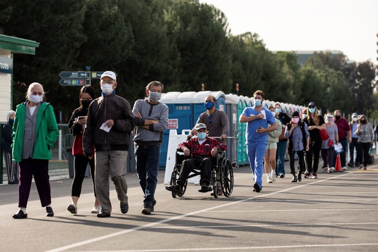 Personas hacen fila para recibir la vacuna contra el covid-19 en Disneyland, de Anaheim, California. (EFE/ Etienne Laurent)