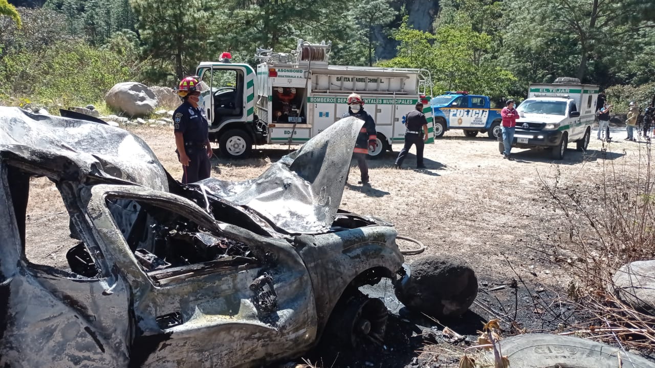 El picop cayó en una hondonada y luego se incendio en la ruta de San Martín Jilotepeque a Chimaltenango.  (Foto Prensa Libre: Víctor Chamalé) 