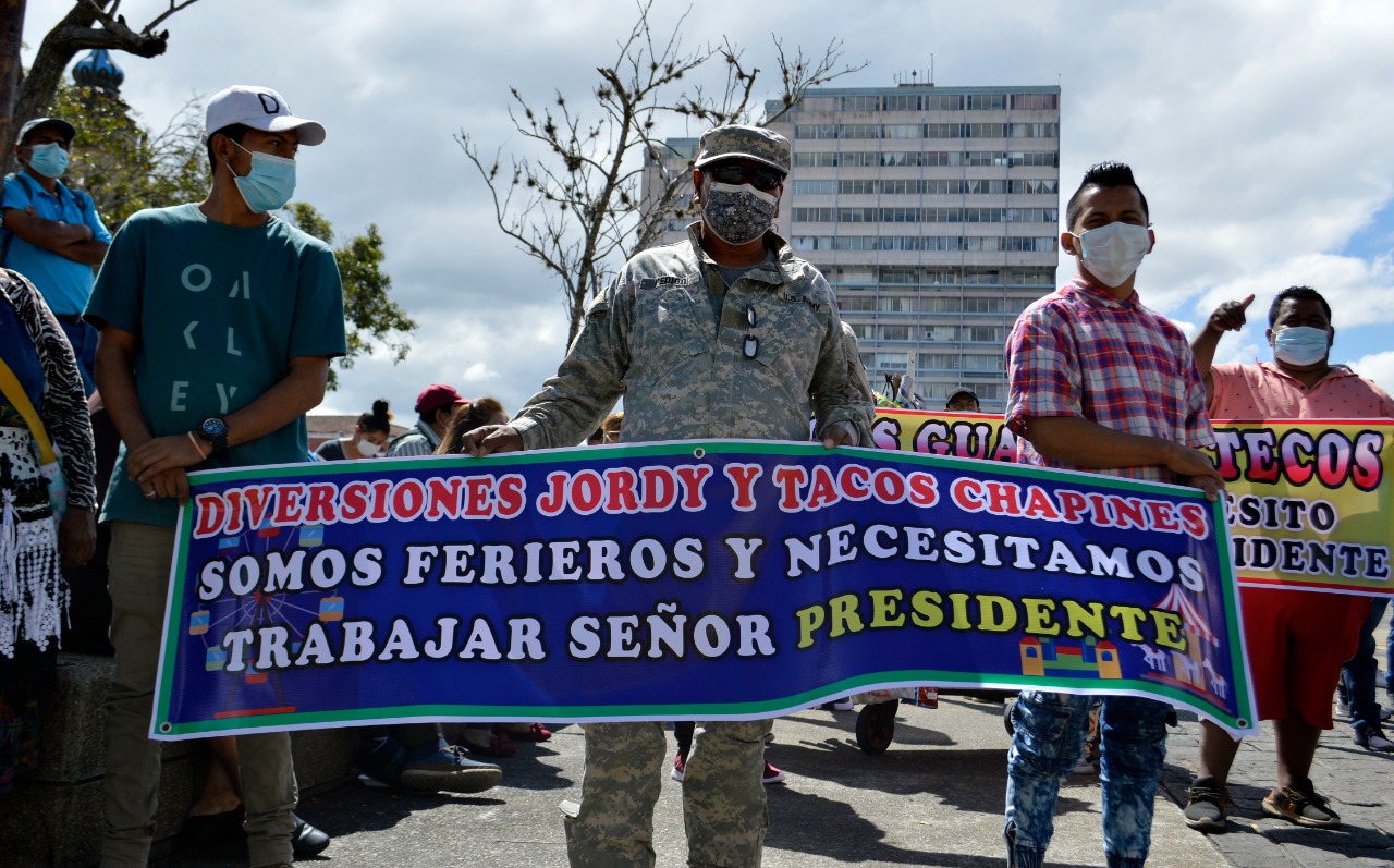 Trabajadores de feria protestaron en la Plaza de la Constitución para exigirle al Gobierno que los deje trabajar. (Foto Prensa Libre: María Reneé Barrientos)