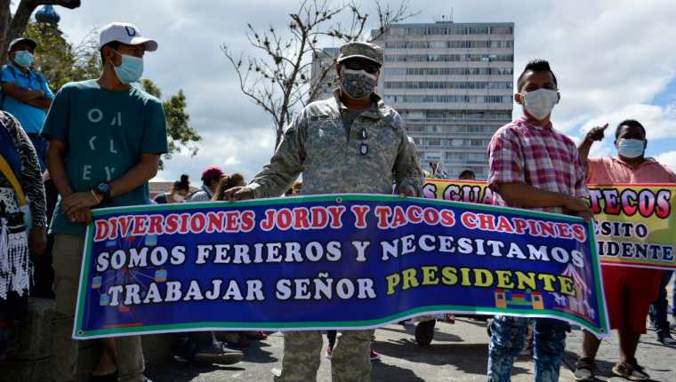Trabajadores de feria protestaron en la Plaza de la Constitución para exigirle al Gobierno que los deje trabajar. (Foto Prensa Libre: María Reneé Barrientos)