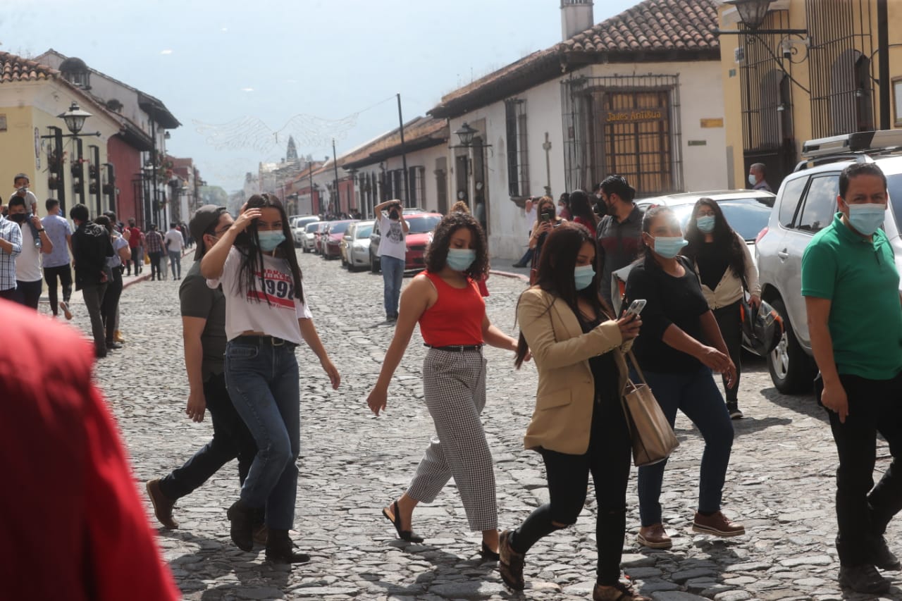 Para estacionarse en calles de Antigua Guatemala es necesario contar con una calcomanía extendida por la comuna. (Foto Prensa Libre: Érick Ávila)