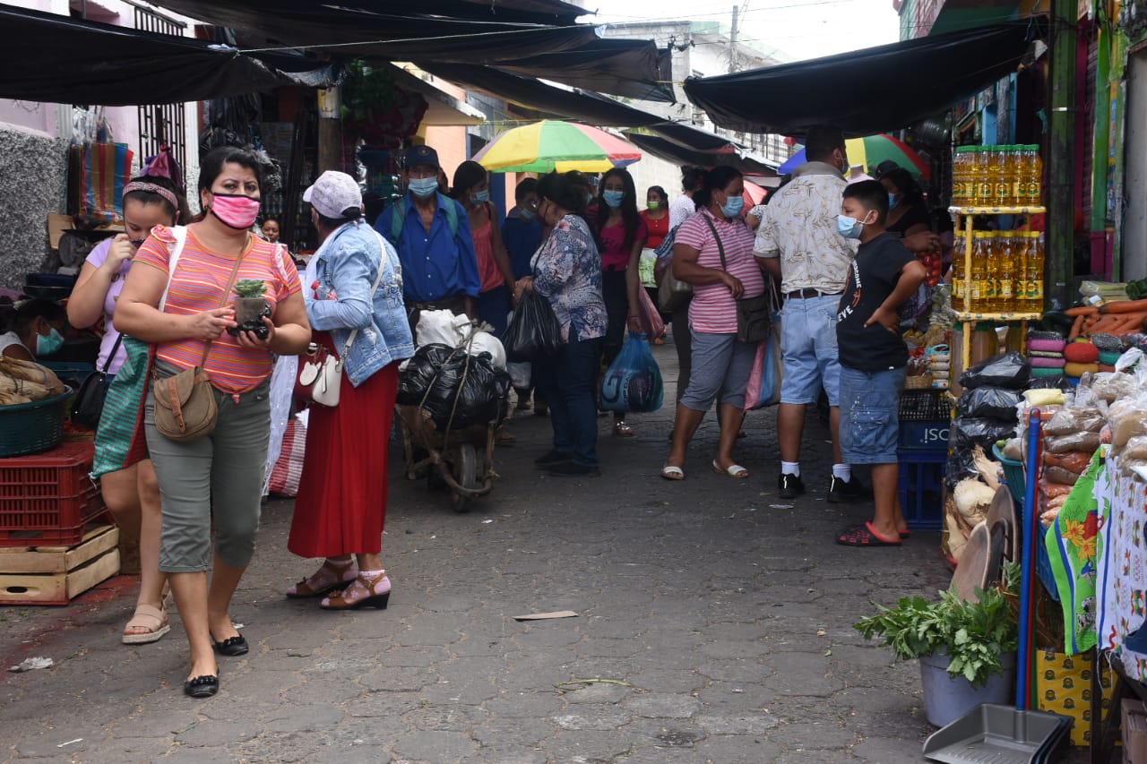 Los derivados de los lácteos que se elaboran sin mayor control suelen distribuirse en mercados cantonales y en tiendas de barrio. (Foto Prensa Libre: Hemeroteca PL)