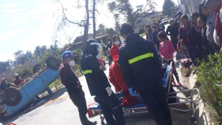 Accidente en la aldea Xatinap Primero, Santa Cruz del Quiché. (Foto Prensa Libre: Bomberos Municipales Departamentales)