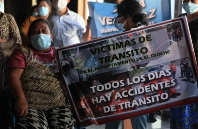 Víctimas de accidentes de tránsito participan en lanzamiento de la Unidad Nacional por las Víctimas de Tránsito de Guatemala. (Foto Prensa Libre: Byron García)