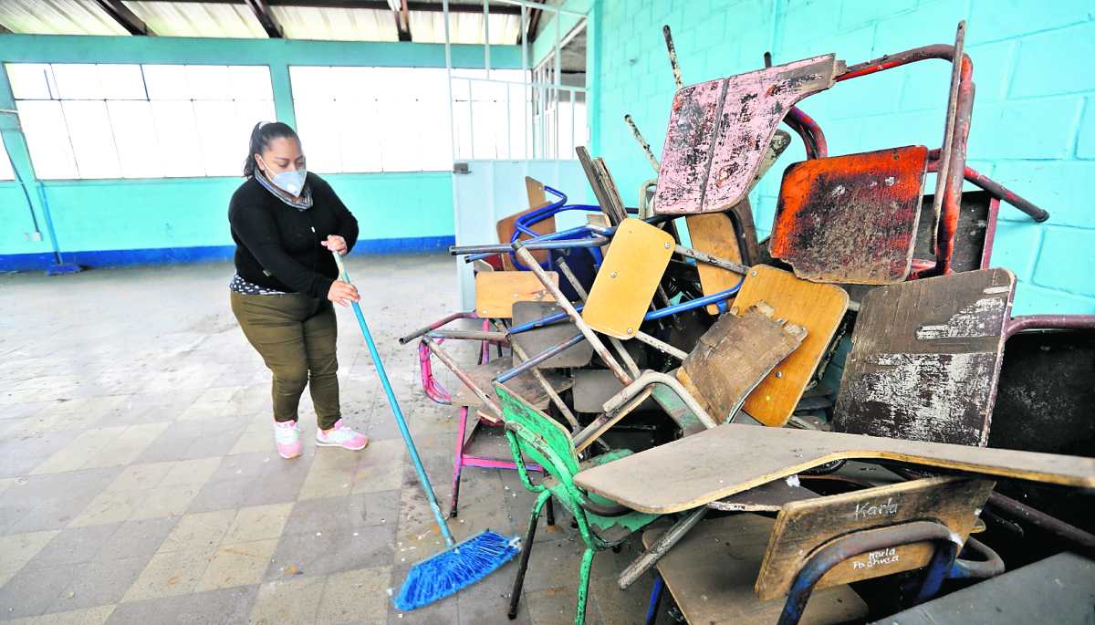 El Ministerio de Educación suspendió las clases durante la pandemia, pero no remozaron las escuelas públicas. (Foto Prensa Libre: Erick Ávila)
