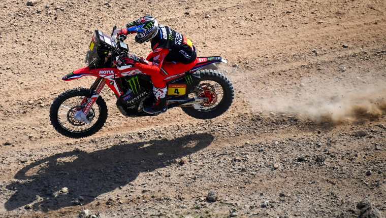 Cornejo fue segundo en la prueba de este domingo 10 de enero, pero esto le bastó para quedarse con el liderato de la clasificación de motos. (Foto Prensa Libre: AFP)