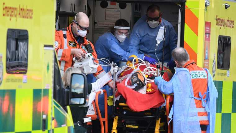 Los cuerpos de socorro de Londres se preparan para atender a los pacientes con covid-19 en una nueva ola de contagios, cuyo pico lo esperan para abril. Foto: AFP