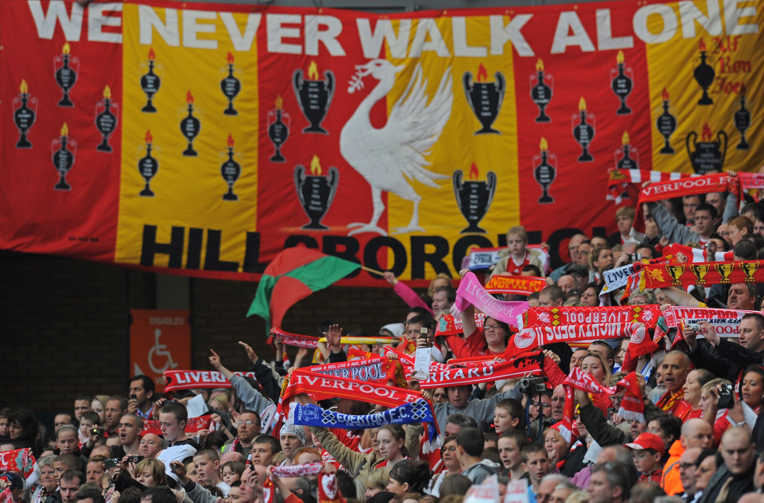 Gerry Marsden interpretó "You'll Never Walk Alone" en abril de 2019 en el estadio del Liverpool. (Foto Prensa Libre: AFP)