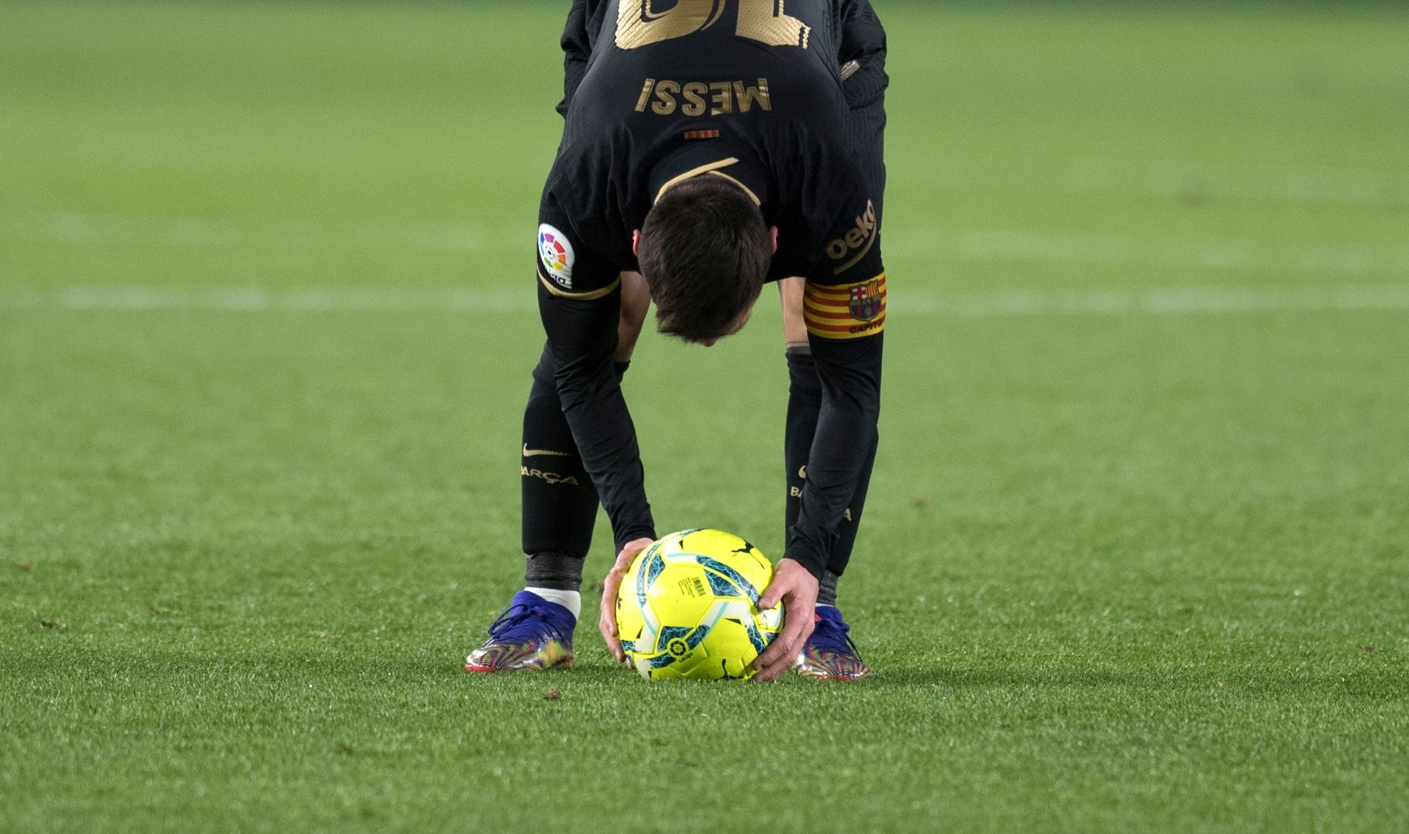 Gracias a su más reciente doblete ante el Granada, Lionel Messi encabeza la tabla de goleadores en España con once tantos. (Foto Prensa Libre: AFP)