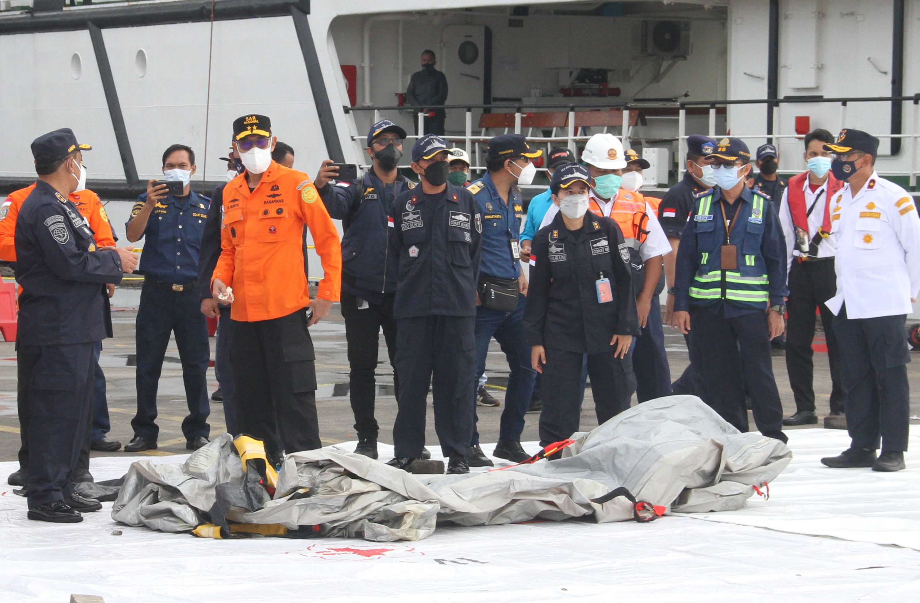 Los restos fueron llevados al principal puerto de Yakarta, donde se estableció un puesto de primeros auxilios. (Foto Prensa Libre: AFP)