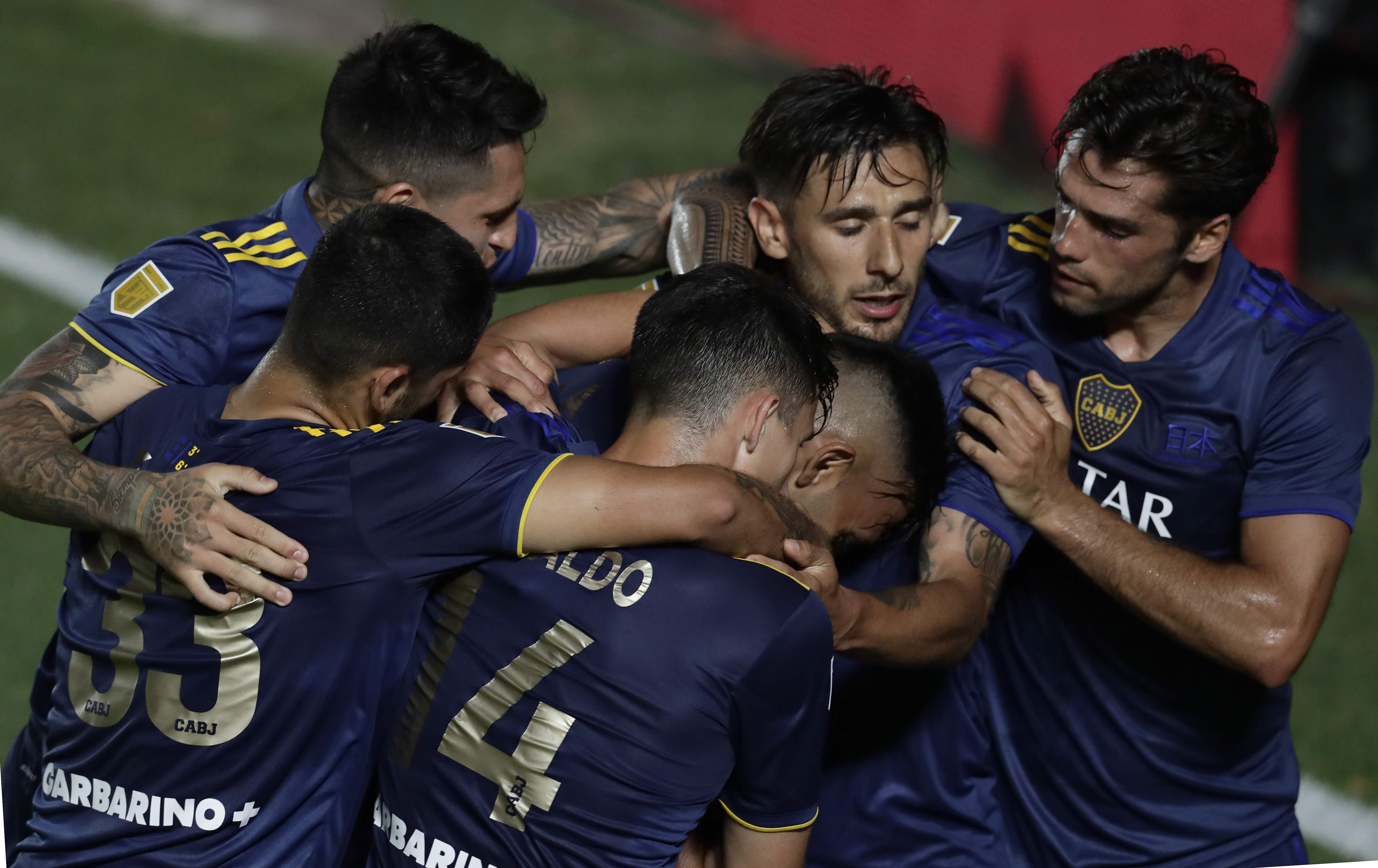 Boca Juniors clasificó a la final de la Copa Maradona tras empatar 2-2 con Argentinos Juniors, mientras River Plate perdió la posibilidad de hacerlo tras caer 2-0 ante Club Atlético Independiente. (Foto Prensa Libre: AFP) 