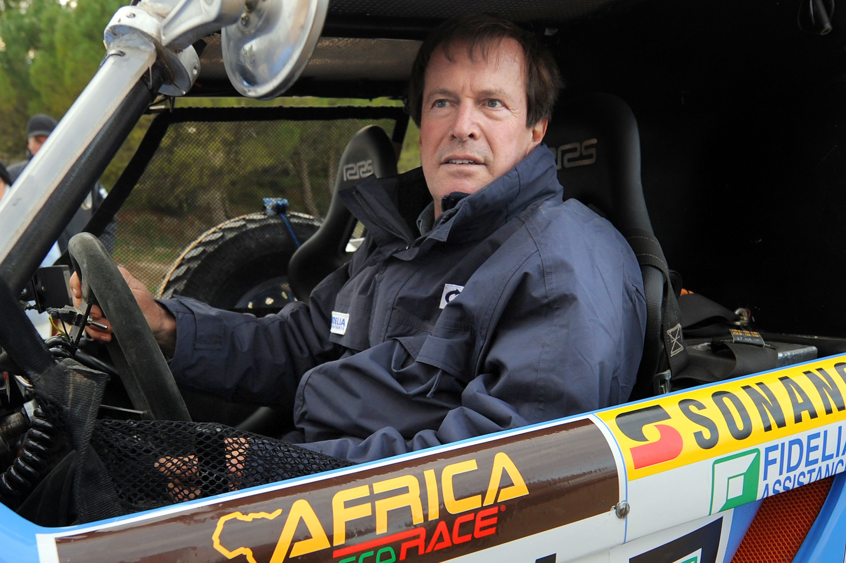 El francés Hubert Auriol en su vehículo buggy en una foto tomada en diciembre de 2010. (Foto Prensa Libre: AFP)