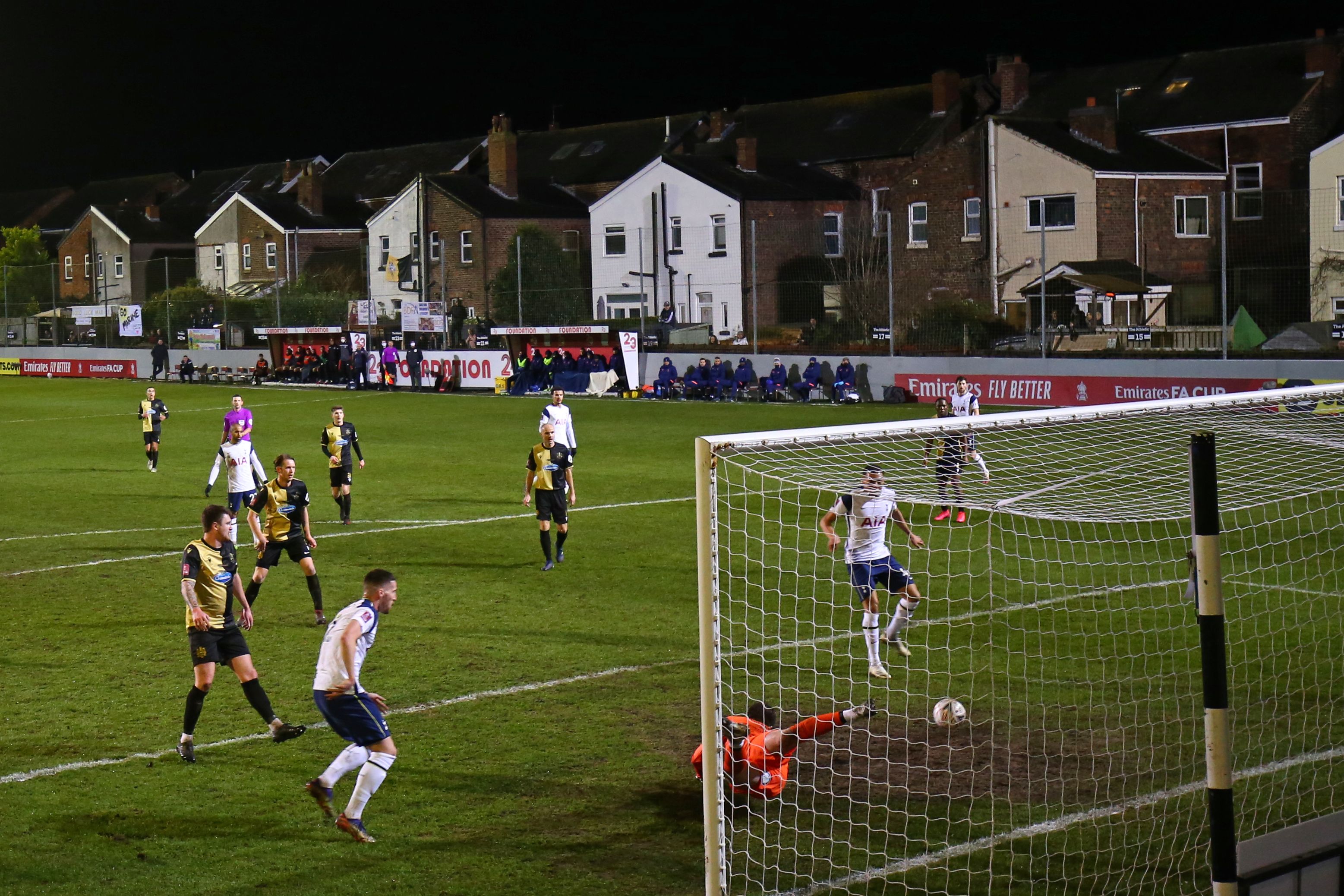 El Tottenham enfrentó al Marine Jobs, un equipo de octava división que los recibió en un campo al que le caben poco más de 3 mil aficionados y tiene 389 butacas. (Foto Prensa Libre: AFP)