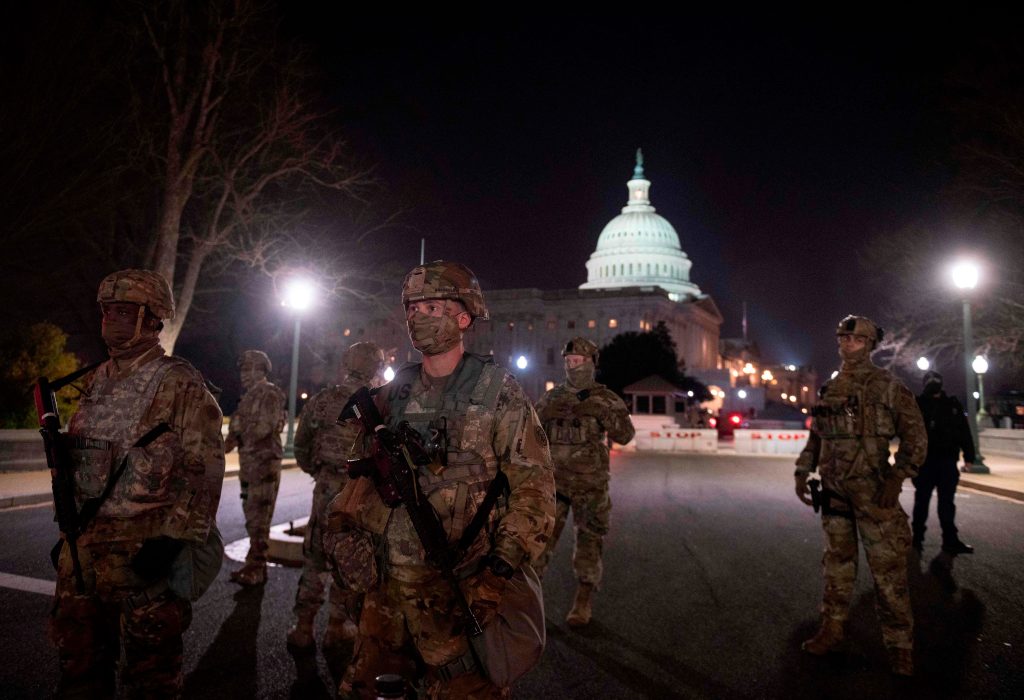 Miembros de la Guardia Nacional custodian el Capitolio este martes. (Foto Prensa Libre: AFP)