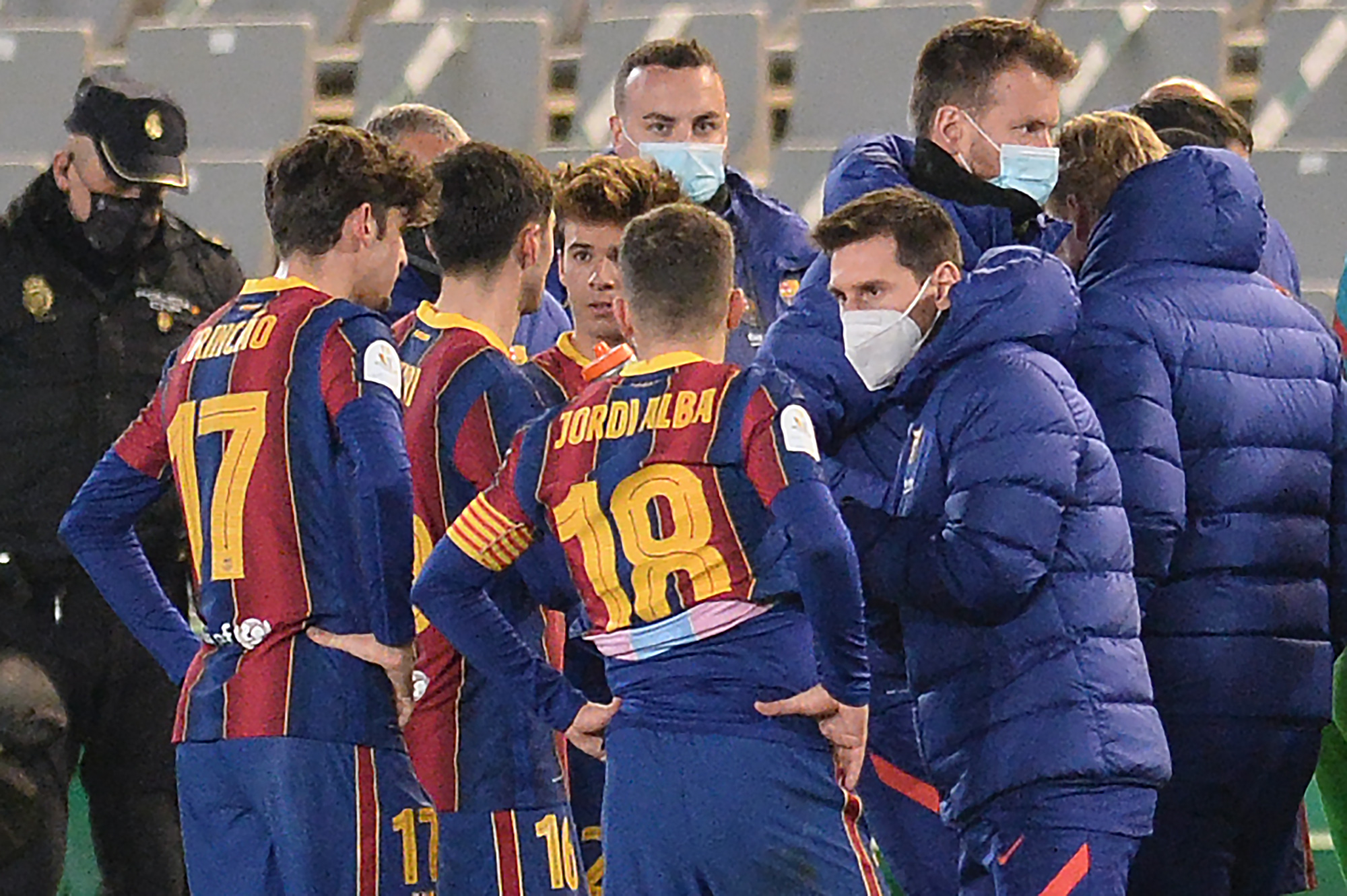 Messi de nuevo podría estar al margen de la convocatoria de Koeman para la Supercopa de España. El FC Barcelona enfrentará al Athletic en la final. (Foto Prensa Libre: AFP)