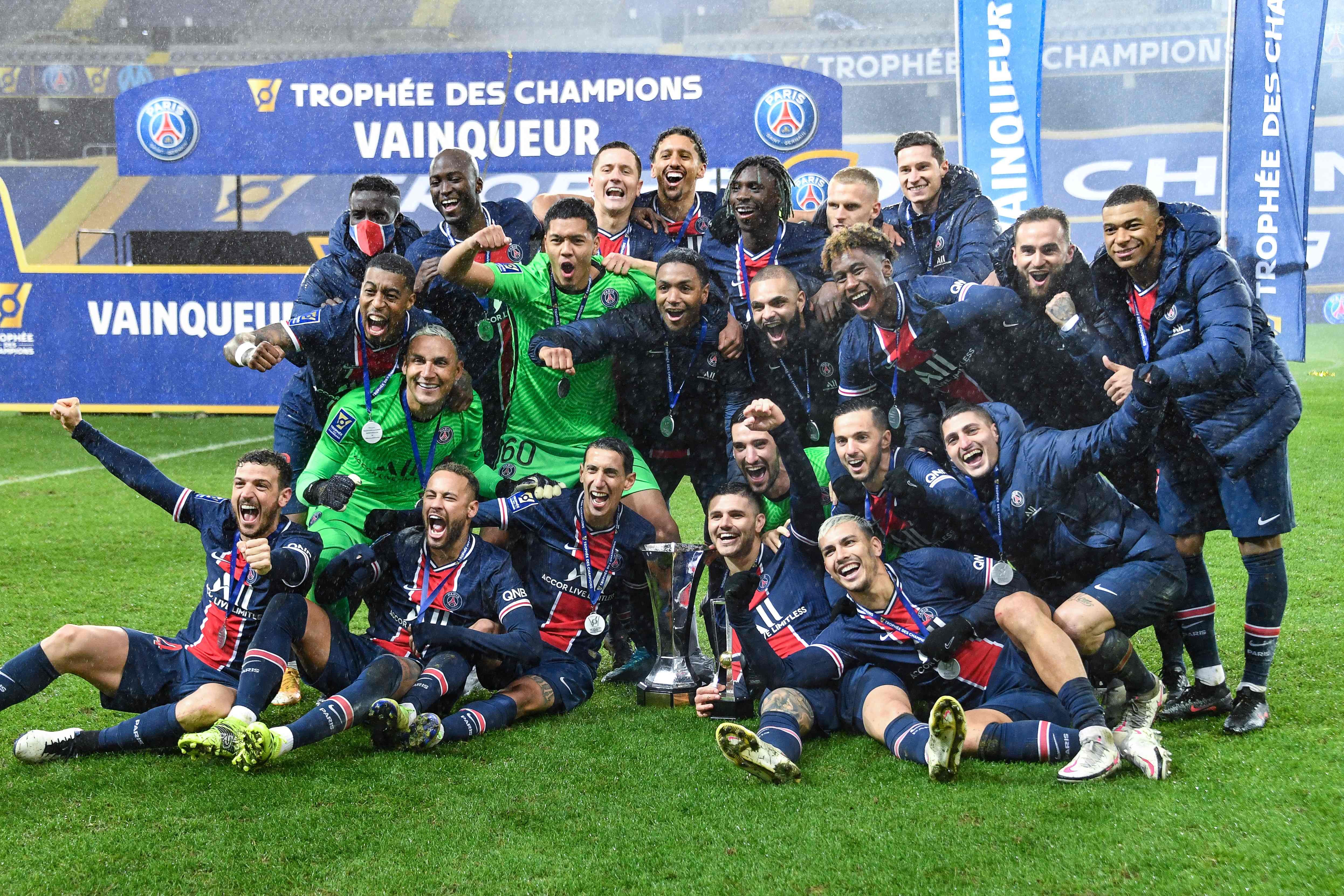 Los jugadores del Paris Saint-Germain celebran el primer logro del 2021. Foto Prensa Libre: AFP.