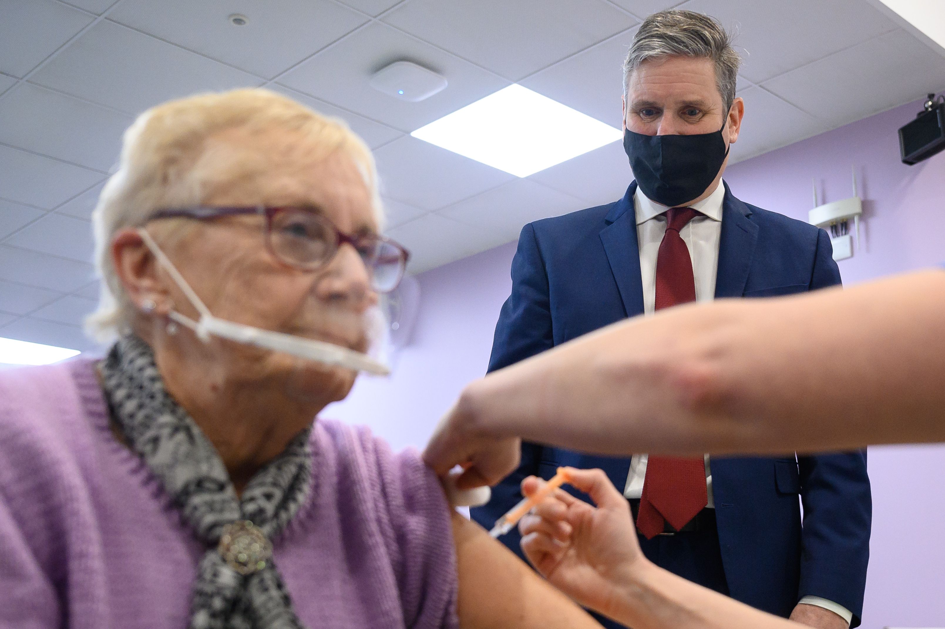 Ruby Byers recibe una vacuna Covid-19 en el centro de vacunación del NHS en Robertson House, en Stevenage, el 14 de enero de 2021. (Foto Prensa Libre: AFP)