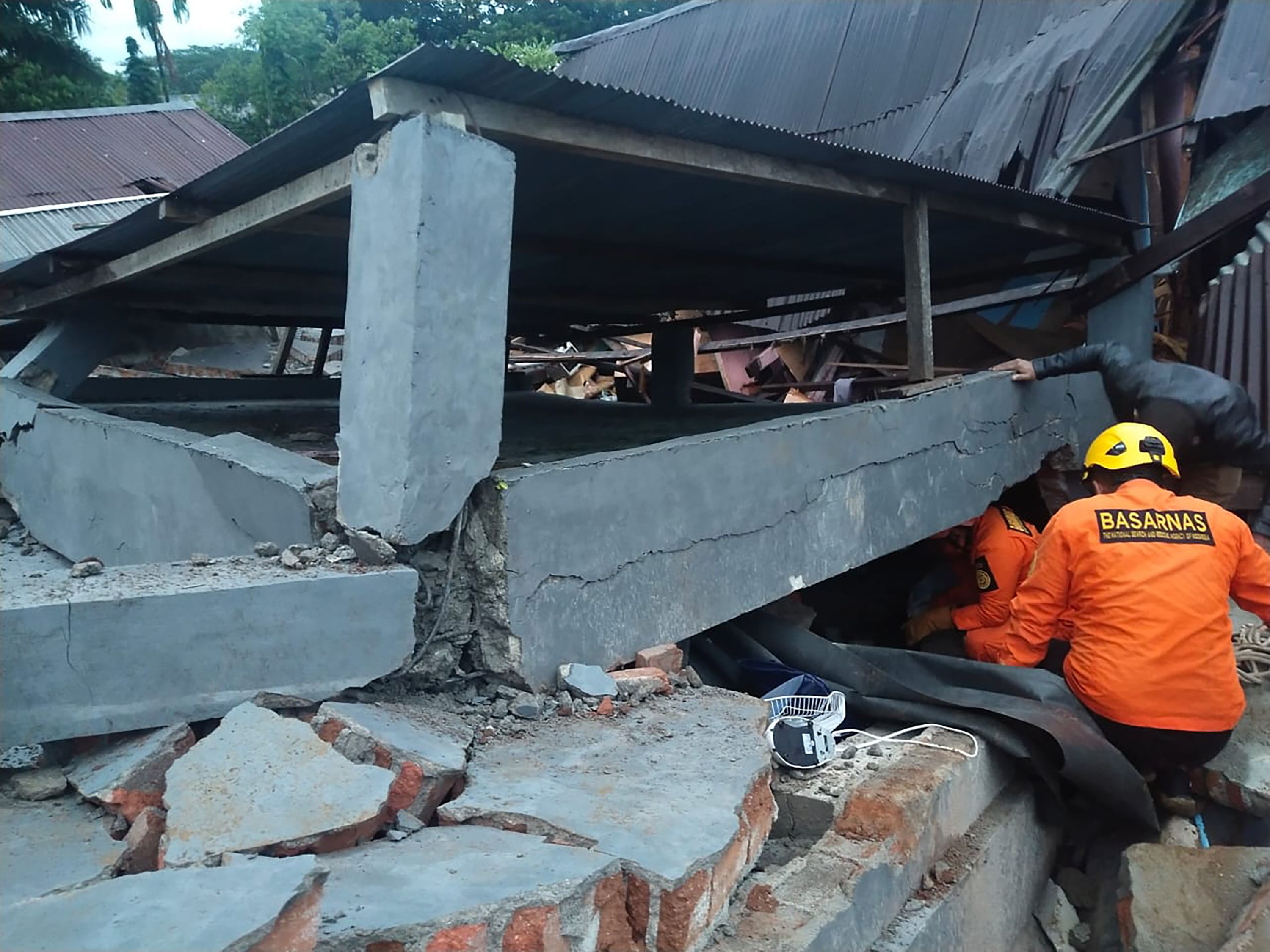 Под завалами остались люди. Сулавеси землетрясение 2021. Землетрясение. Землетрясение и ЦУНАМИ на Сулавеси (2018). Землетрясение в Индонезии.