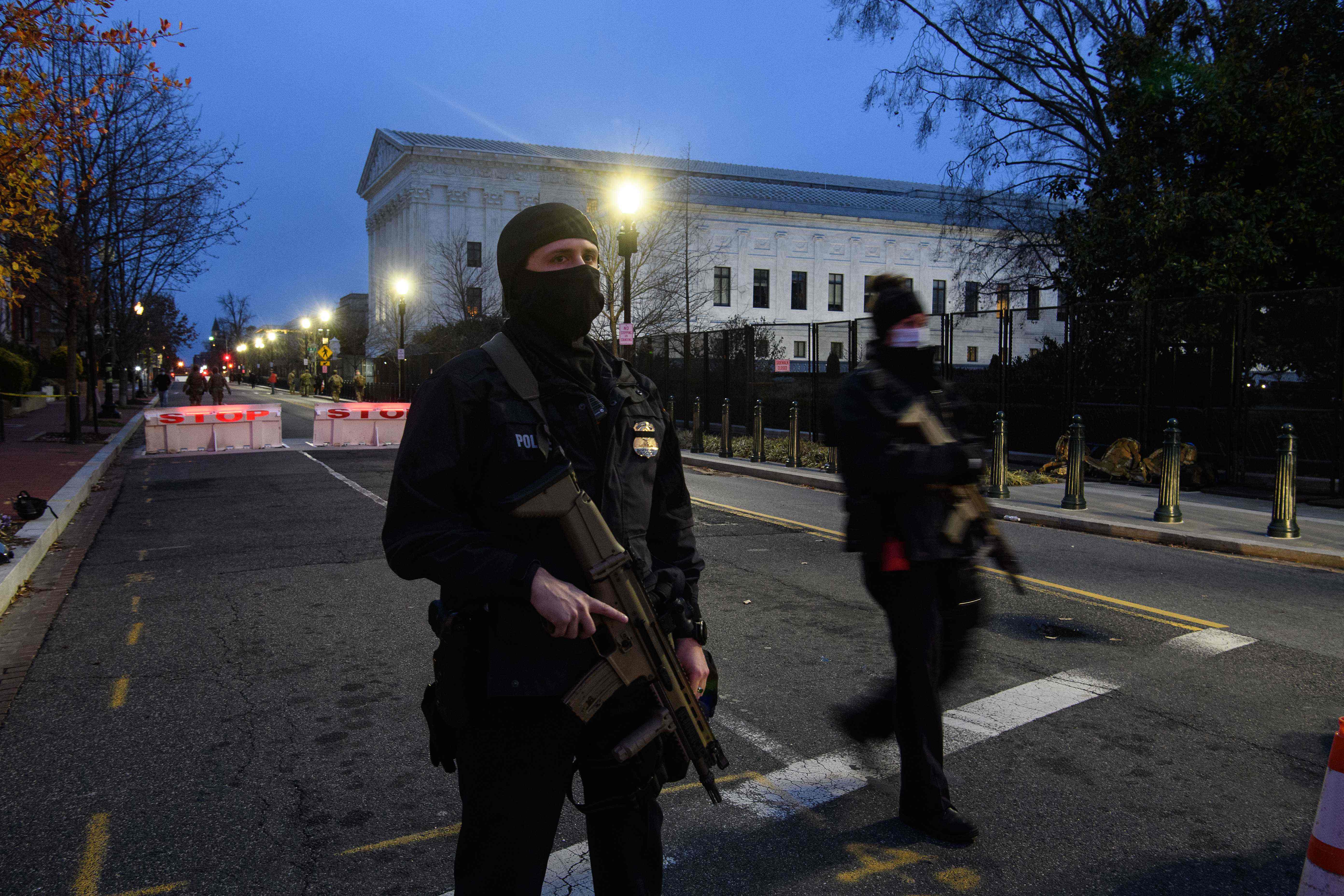 La Policía mantiene presencia cerca del Capitolio, en Washington DC, cuatro días antes de que Biden asuma como presidente de EE. UU. (Foto Prensa Libre: AFP)