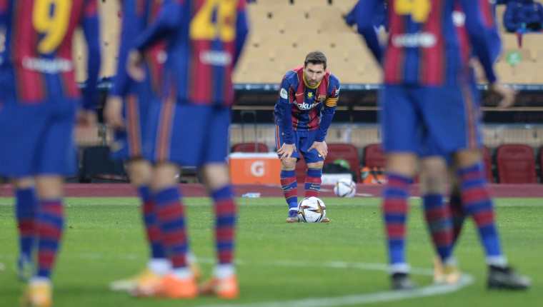 Lionel Messi ha ganado unos 138 millones de euros brutos en sus cuatro años más recientes con el FC Barcelona y su contrato termina en junio de 2021. (Foto Prensa LIbre: AFP)