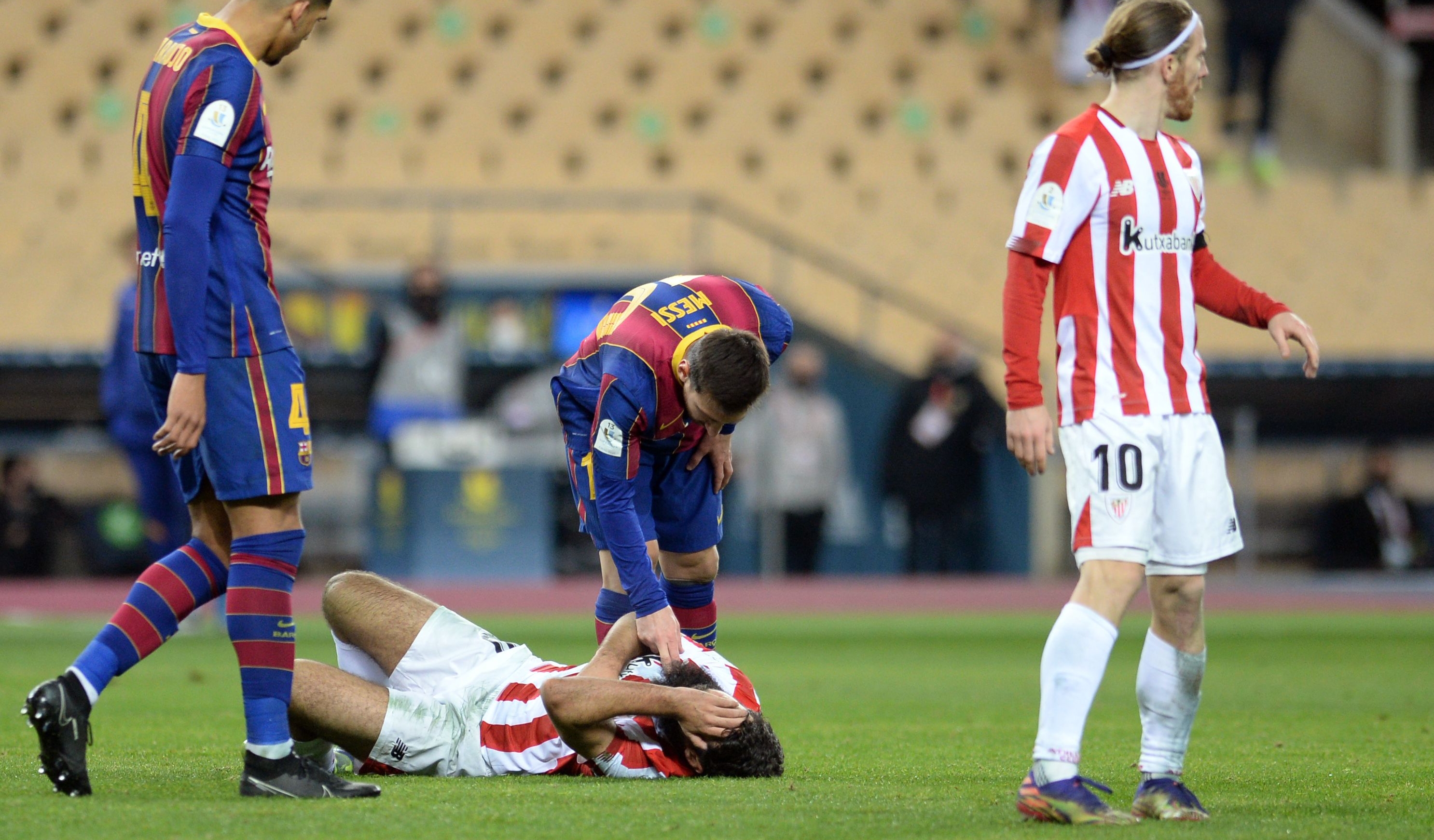 Lionel Messi trata de hablar con Asier Villalibre luego de cometerle una falta por la cual se fue expulsado de la final de la Supercopa de España. (Foto Prensa Libre: AFP)