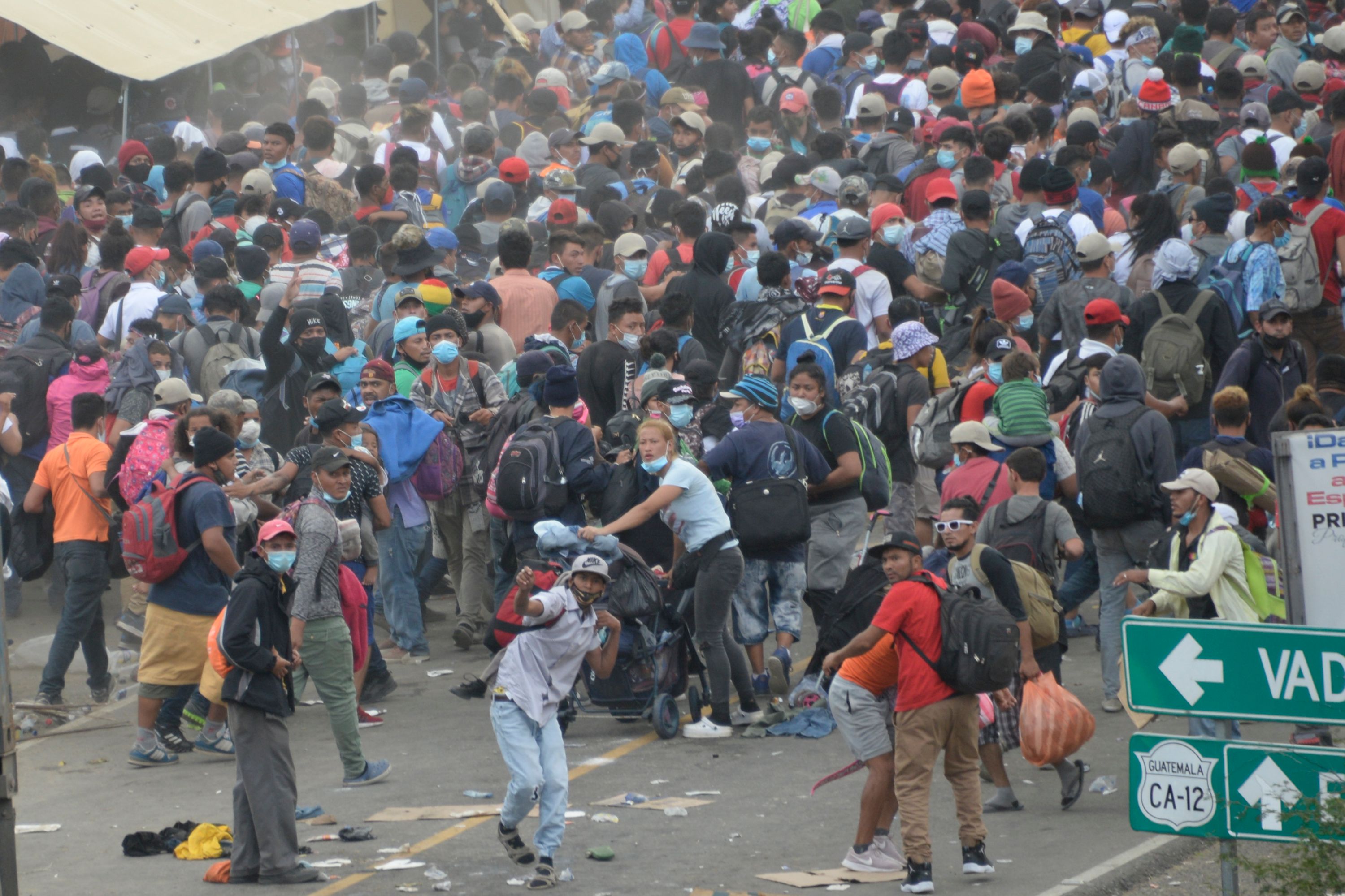 Migrantes hondureños insisten en seguir adelante a pesar de las vallas conformadas por policías guatemaltecos en Vado Hondo, Chiquimula, Guatemala. (Foto: AFP)